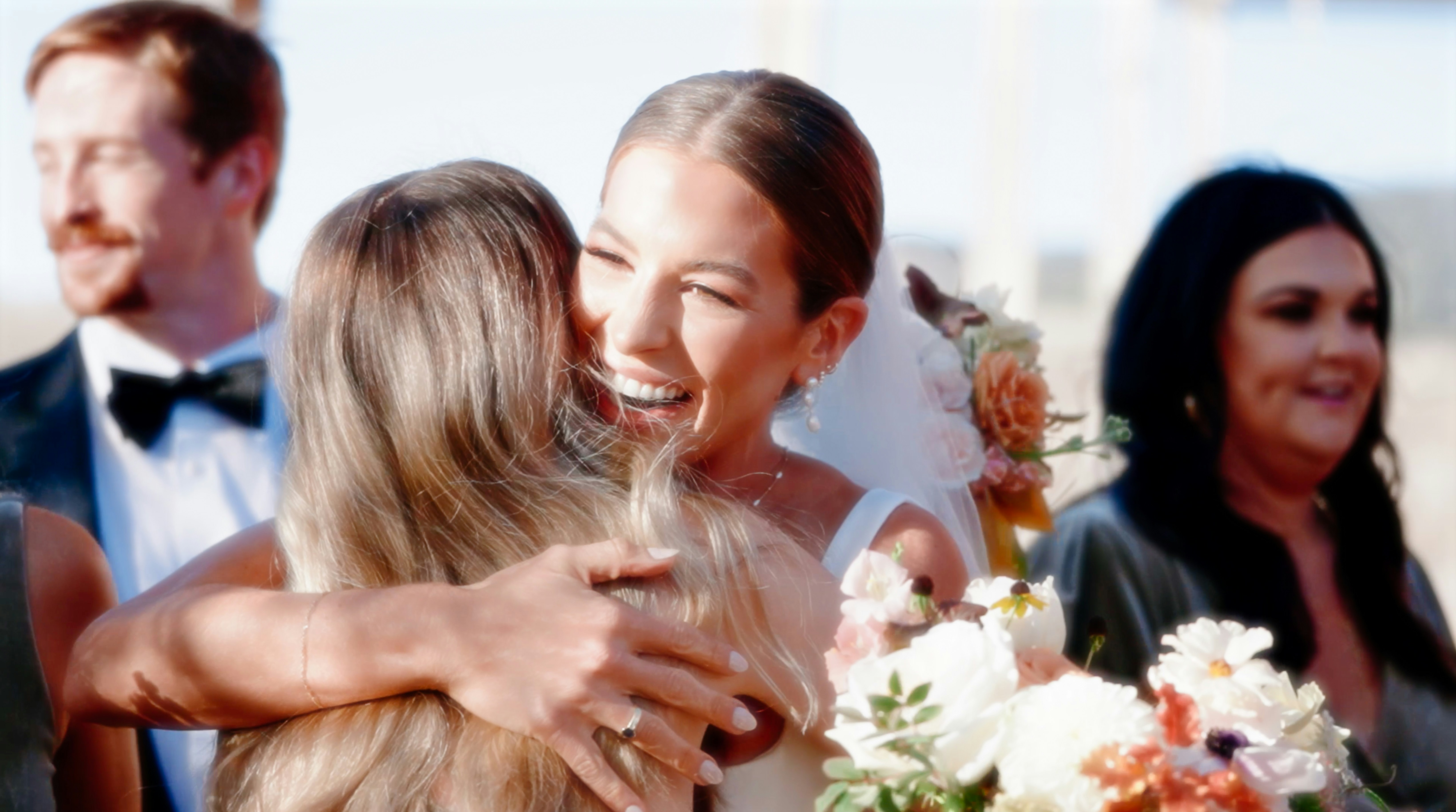 mariée qui enlace son amie ayant fait un discours à son mariage 