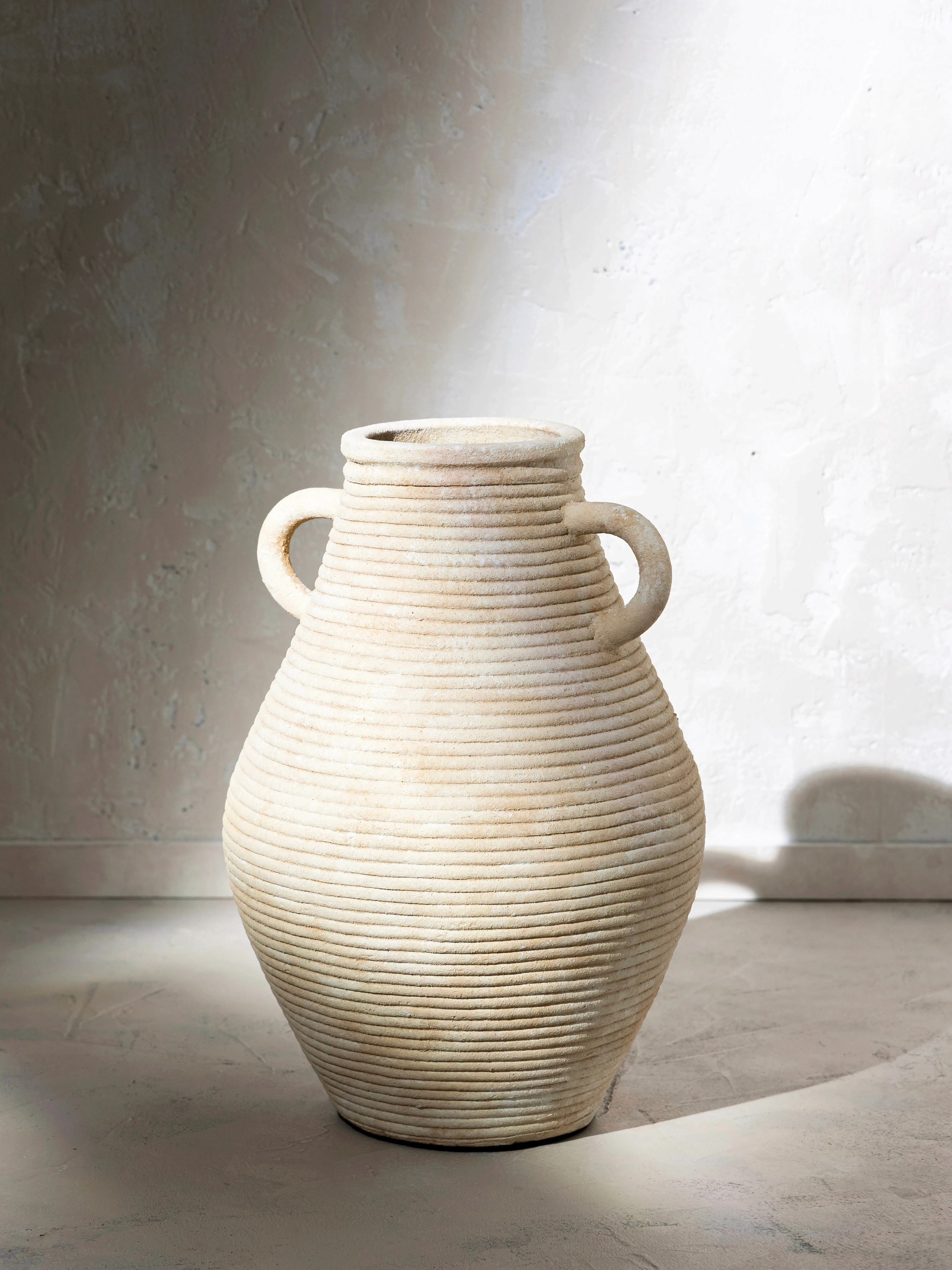 chaise en bois de teck sur fond gris