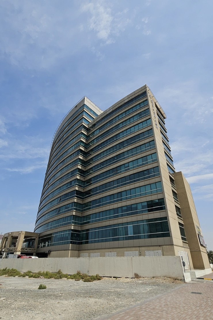 Le Solarium: large office building, glass facade, modern design.