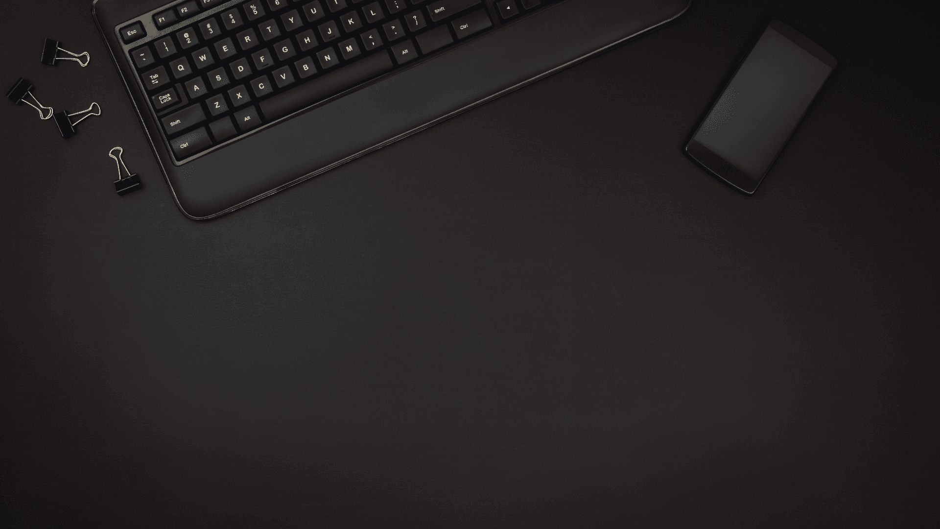 Schreibtisch mit Tastatur und Handy