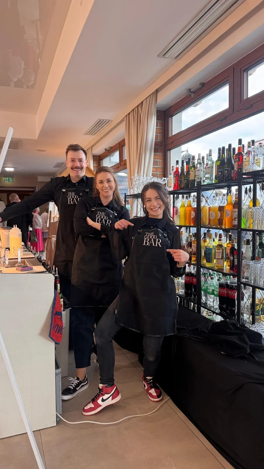 Barman na wesele prowadzący pokaz barmański, zachwycający gości.