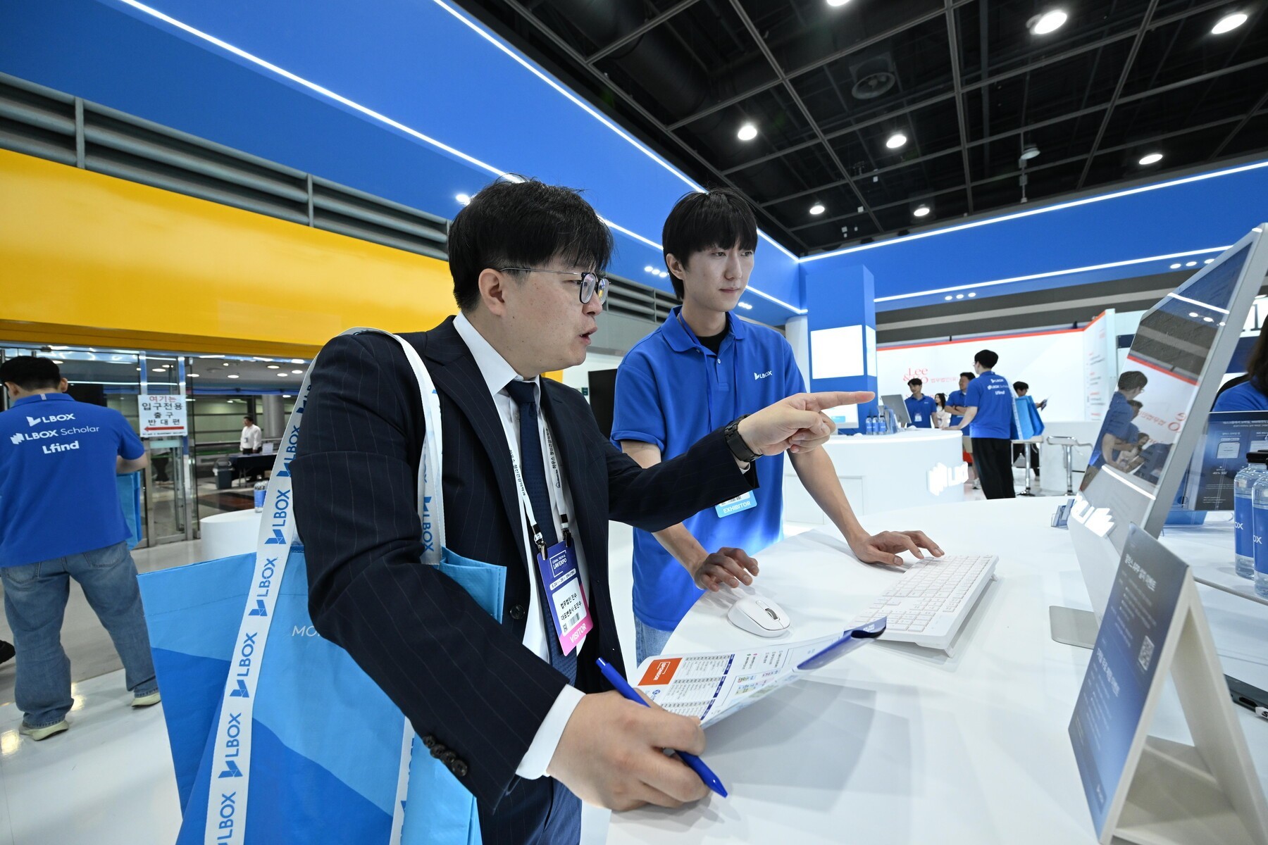 도진수 변호사가 LES 2026 전시장을 둘러보고 있다.
