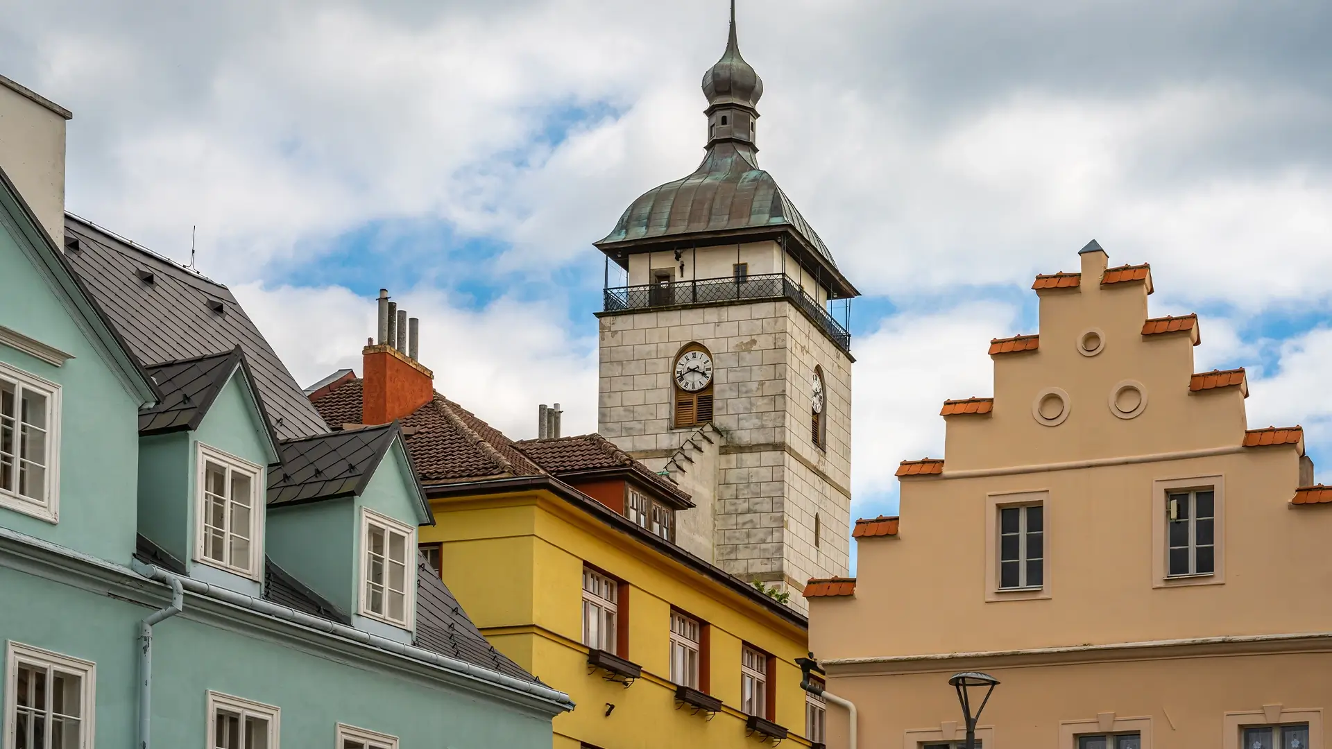 Historické domy s věží v centru města. Krása regionu, kterou pomáháme starostům chránit a dále rozvíjet.