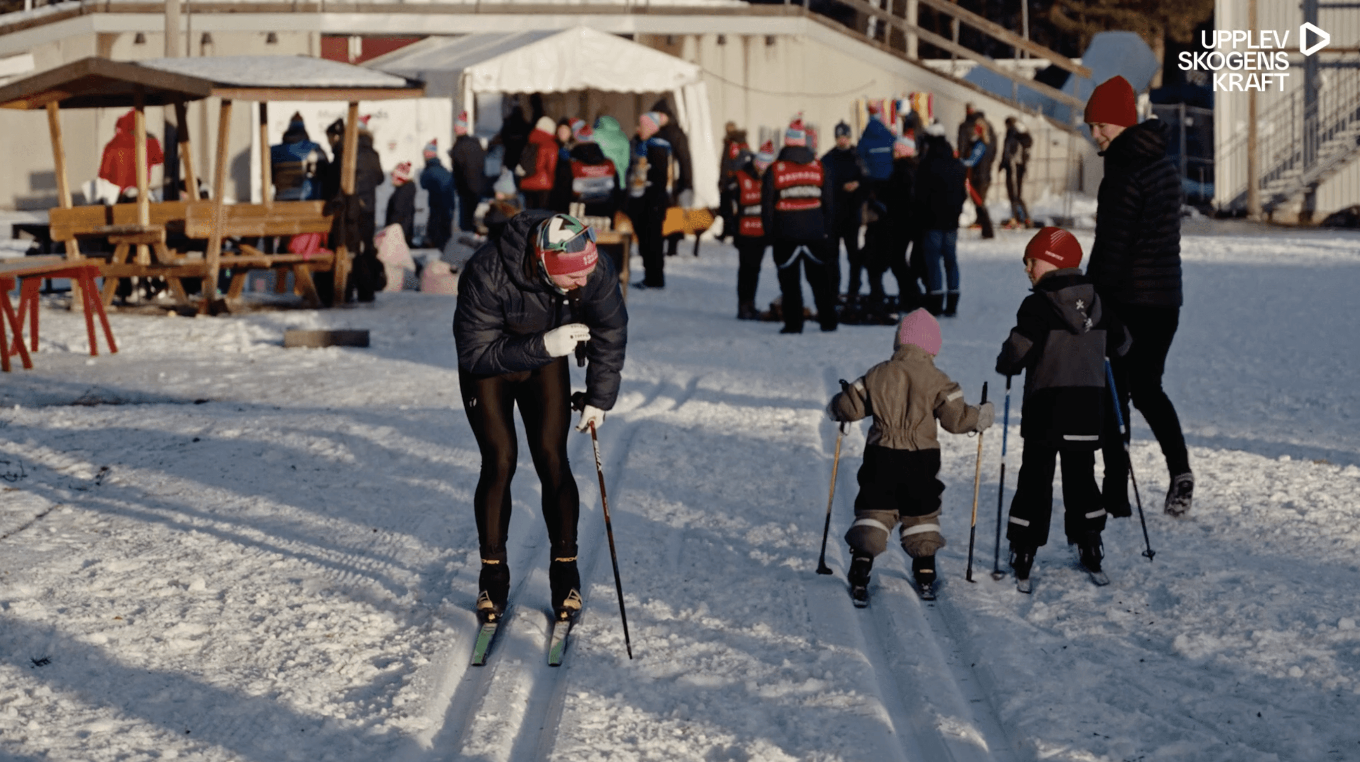 En familj som åker längdskidor