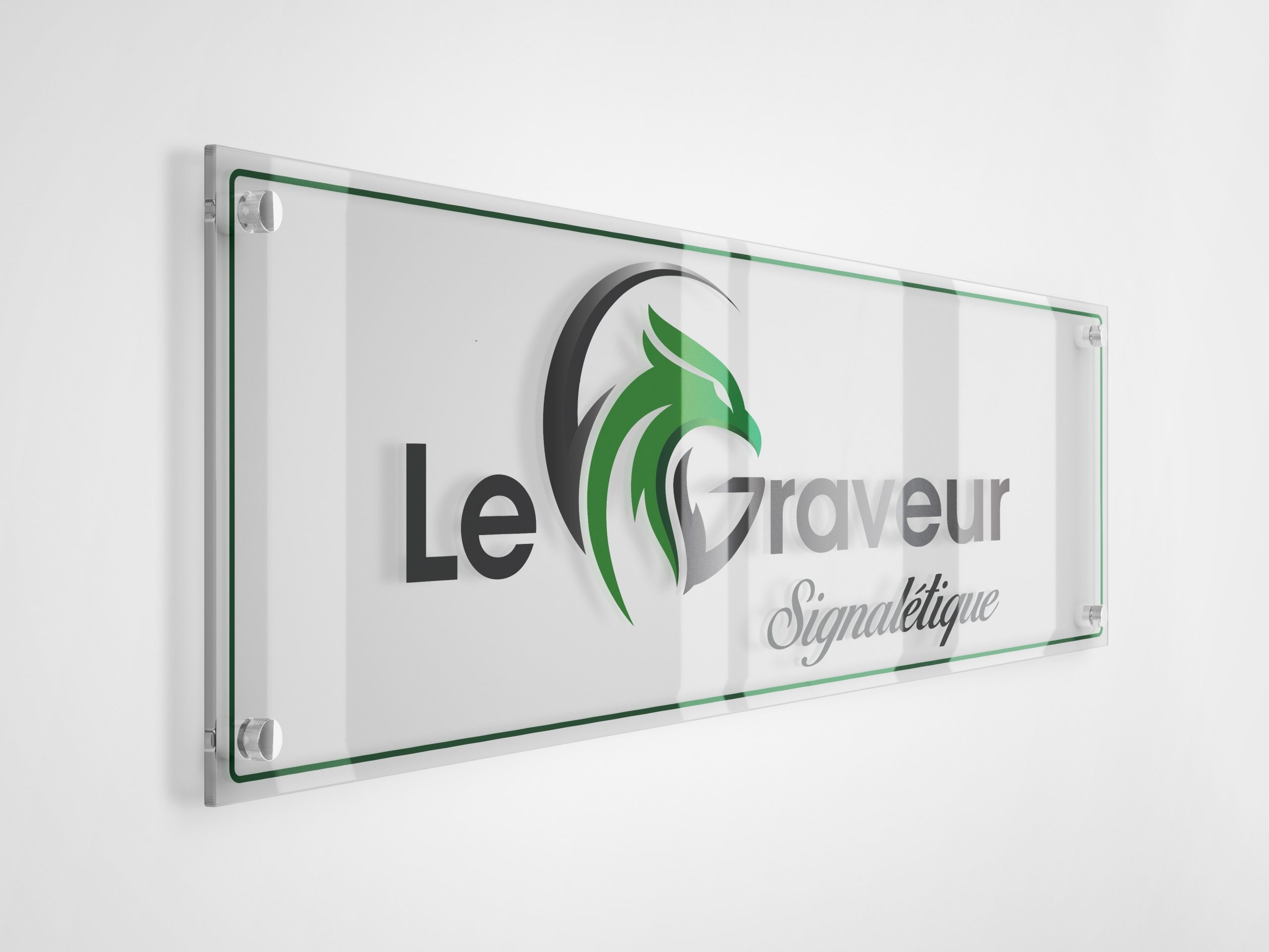 Enseigne le l'entreprise LeGraveur, en verre sur un mur avec l'inscription « Le Graveur Signalétique » en lettres noires et grises. Un logo stylisé représentant un aigle vert et noir ajoute une touche moderne.