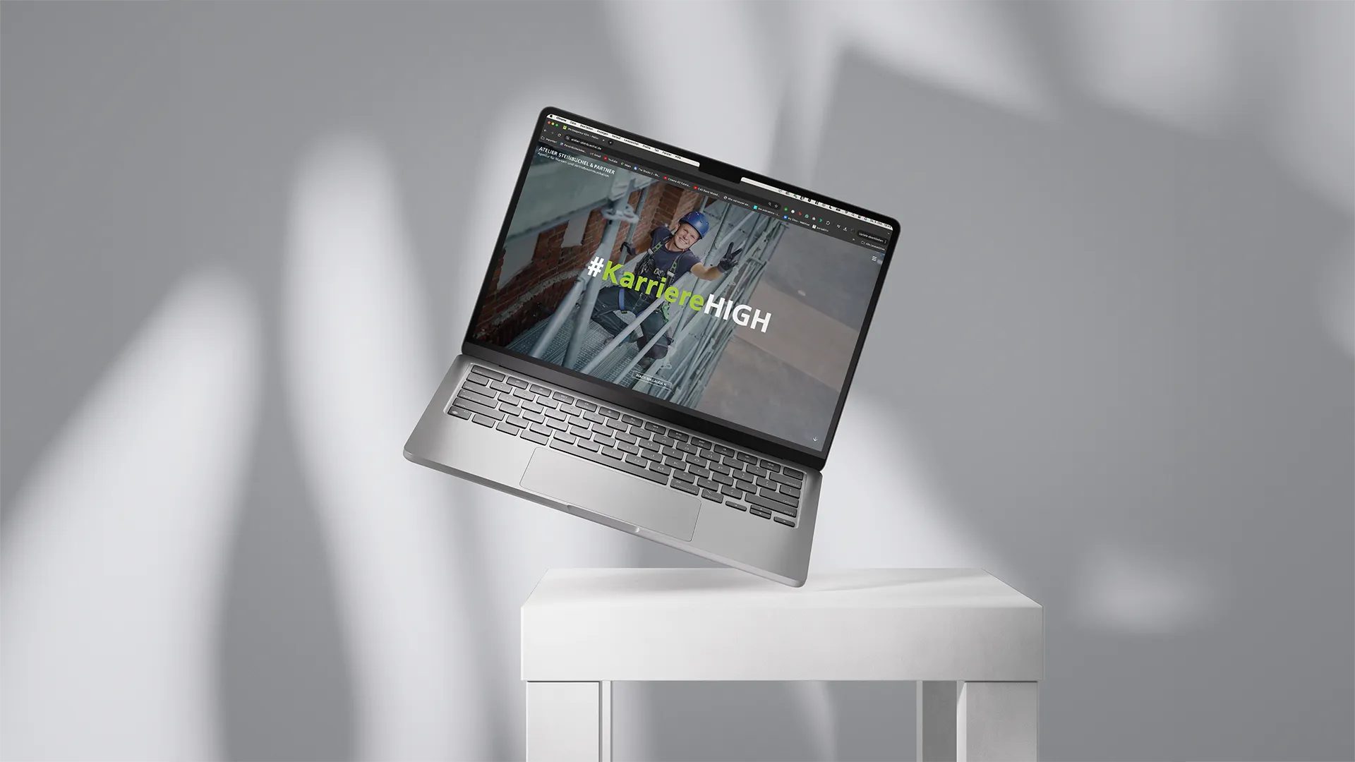 Ein Laptop auf welchen das Imagevideo von Atelier Steinbüchel und Partner Abgebildet ist