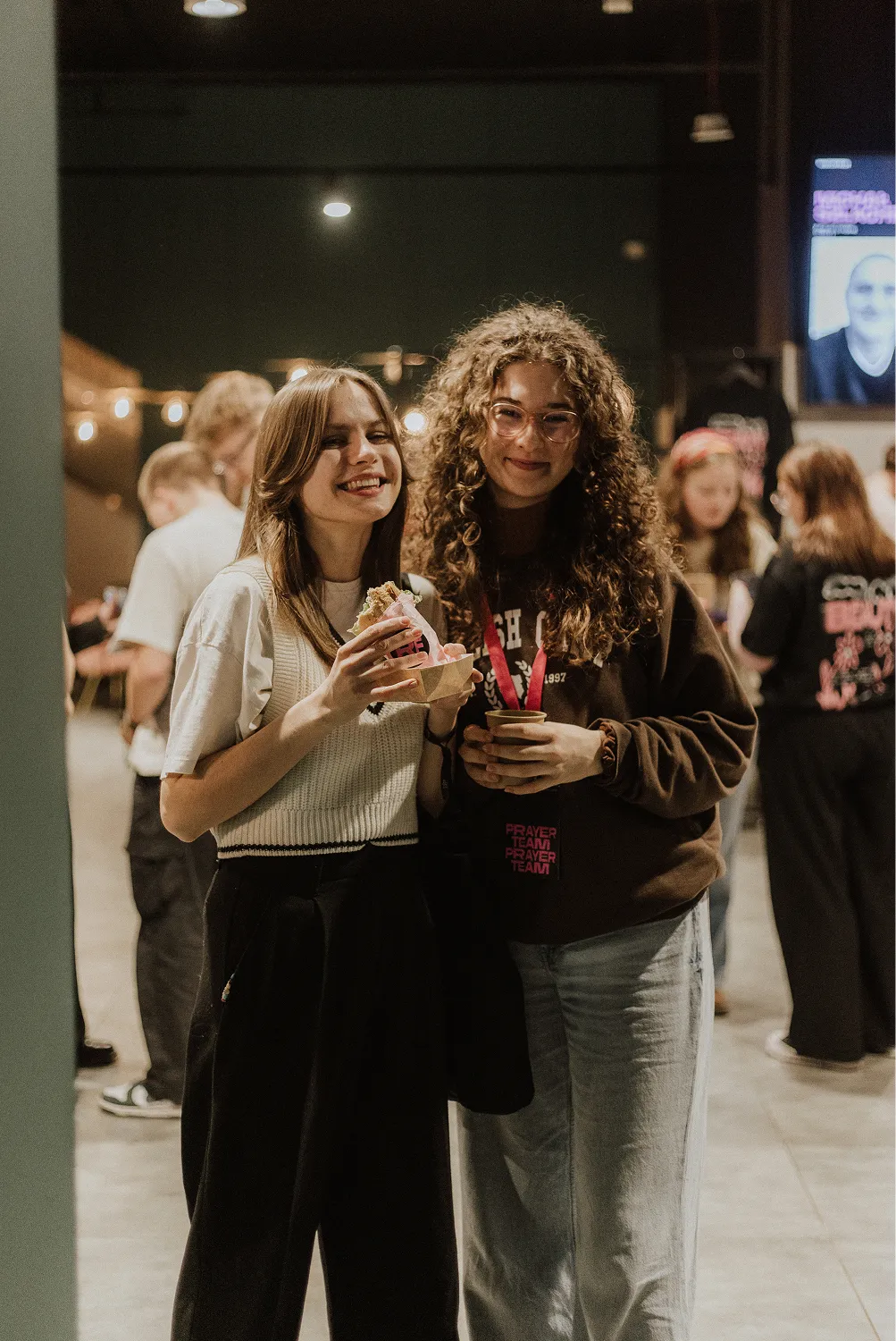 Dwie uśmiechnięte dziewczyny pozujące do zdjęcia