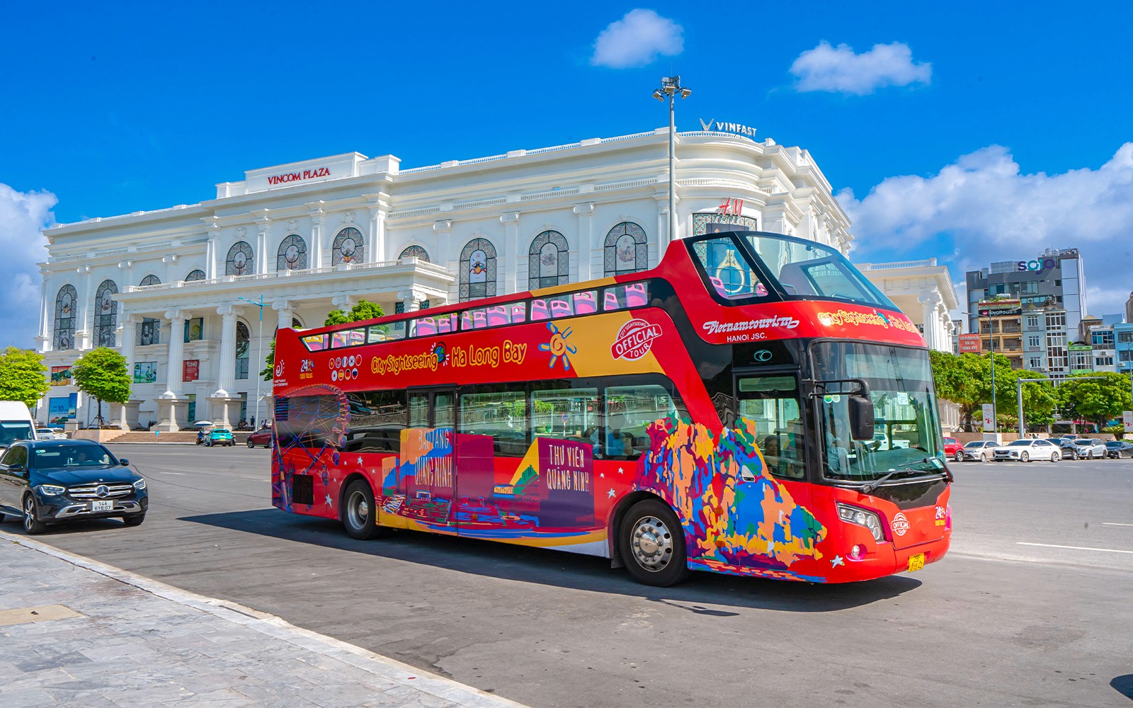 在下龙湾Vincom广场前的随上随下巴士。