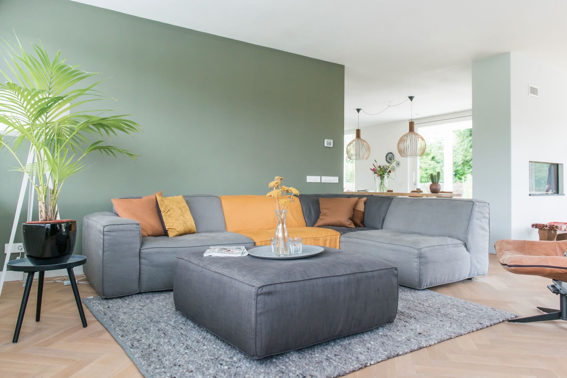 elementenbank grijs met geel en groene muur