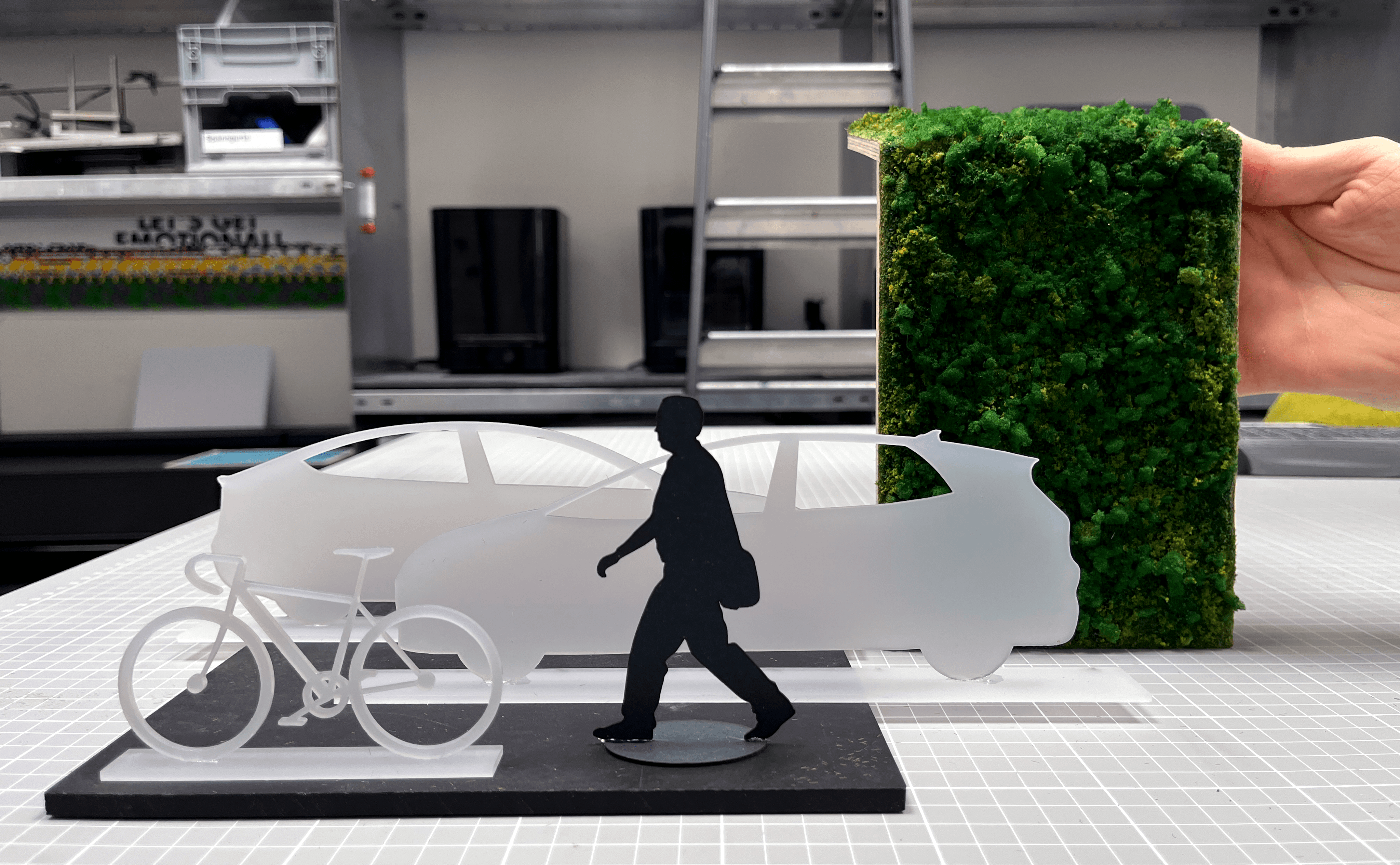 Blick in ein weiter entwickeltes Modell vom teo mit Holz-Regalträgern, Metallregalen und Originalbeleuchtung.