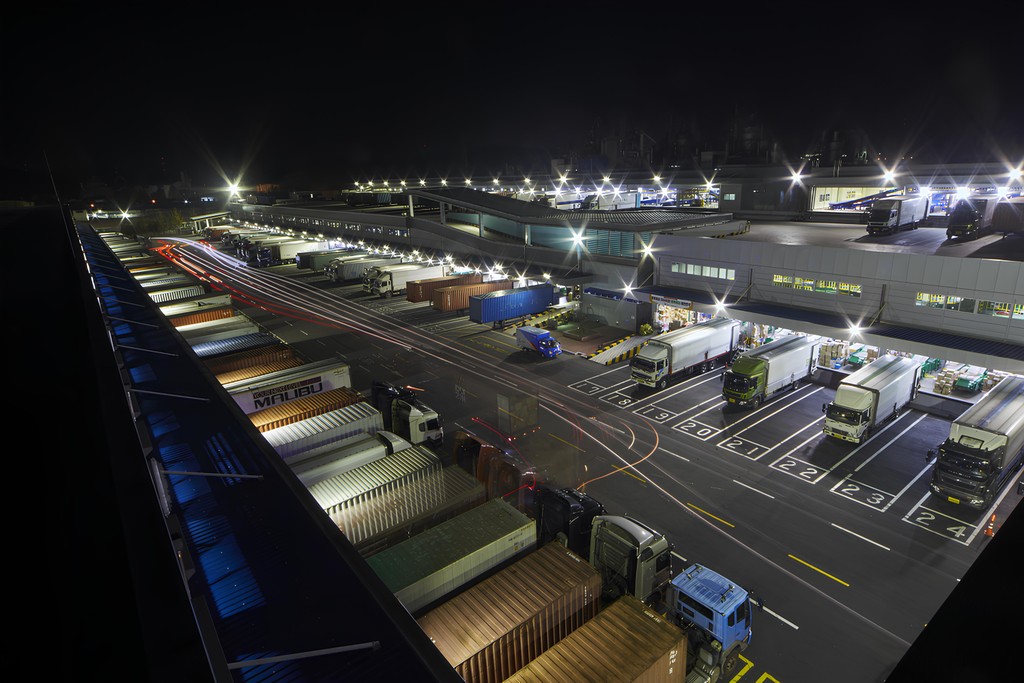 씨제이대한통운 물류센터에서 야간에 운송 차량들이 상하차 작업을 위해 도크에 대기하고 있는 모습입니다.