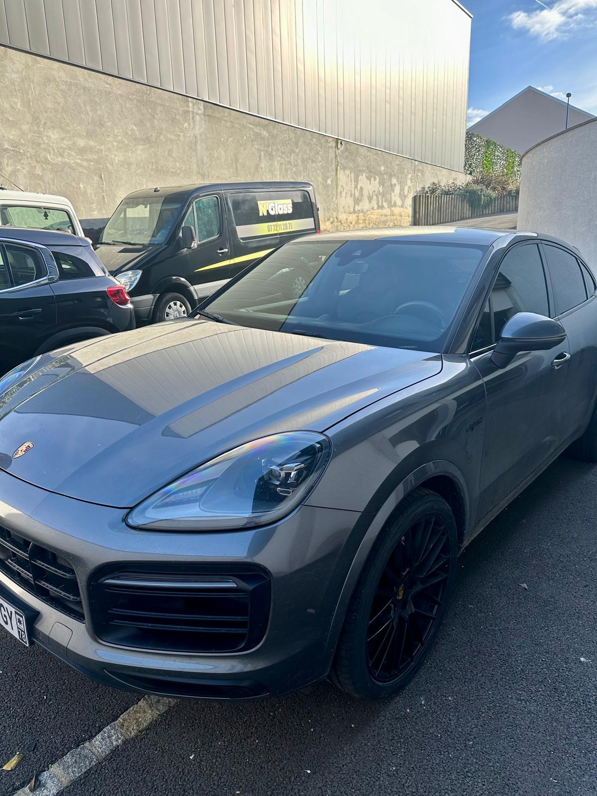 Voiture après le remplacement de pare-brise de N'Glass, spécialiste du remplacement de pare-brise à domicile à Voisins le Bretonneux