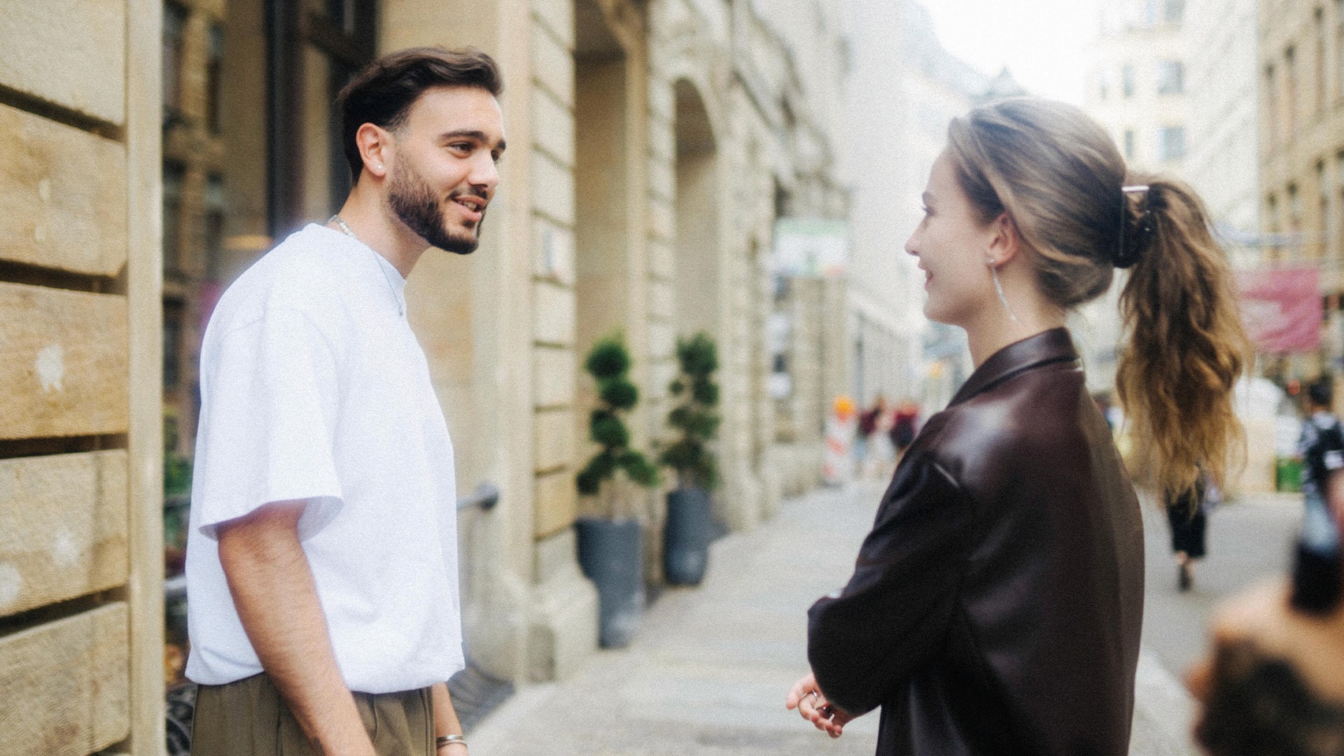 eleha with girl on a field in leipzig, musicvideo with musician