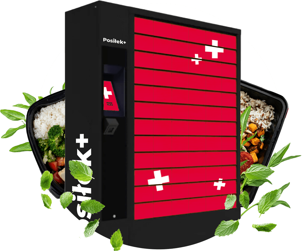 Na zdjęciu przedstawiono nowoczesną szafkę skrytkową do odbioru posiłków w czarno‑czerwonej stylistyce, oznaczoną logo „Positek+”. Konstrukcja składa się z wielu zamykanych przegródek, a z lewej strony znajduje się panel z ekranem do obsługi urządzenia. W tle ustawiono tacki z gotowymi daniami — ryżem, warzywami i ziołami — co podkreśla, że system służy do przechowywania lub wydawania świeżo przygotowanych posiłków.