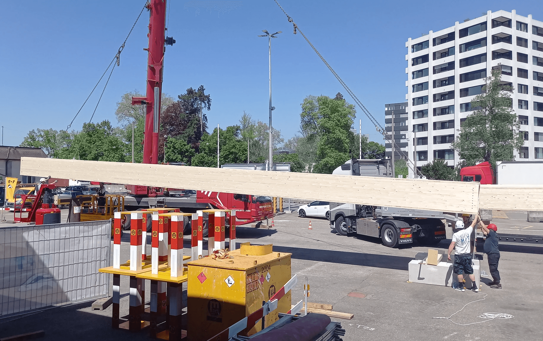 Montage des Hohlkastenträgers beim Basler Projekt urb-x