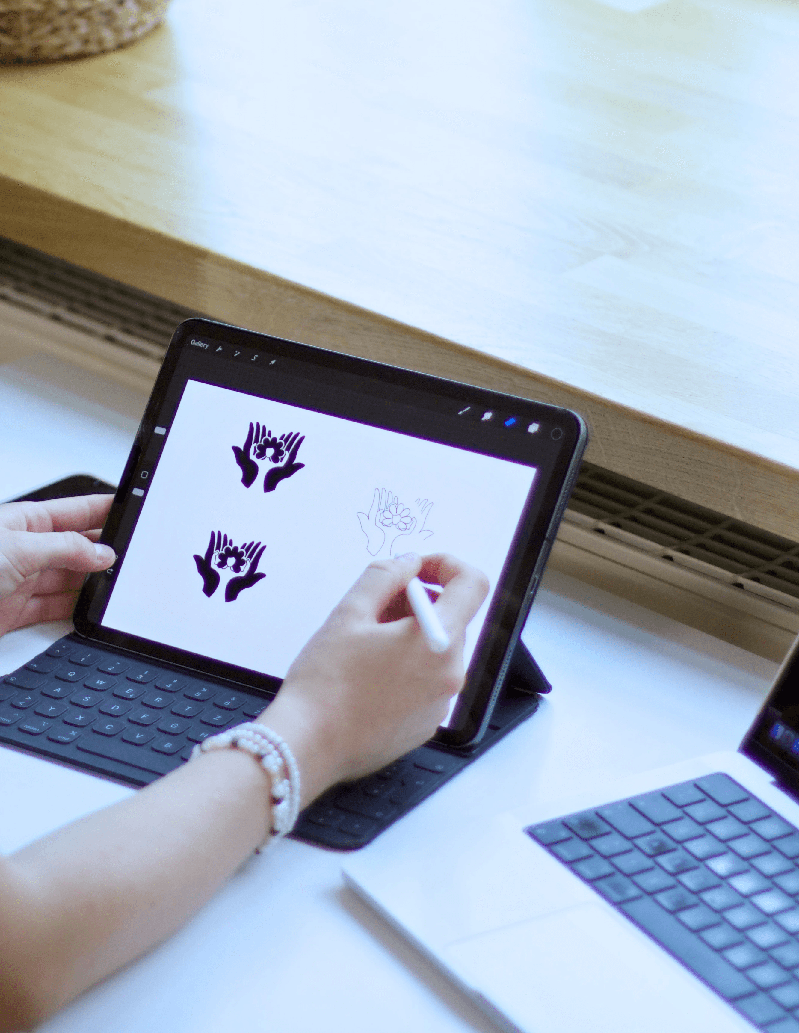 Logoentwürfe auf einem Tablet