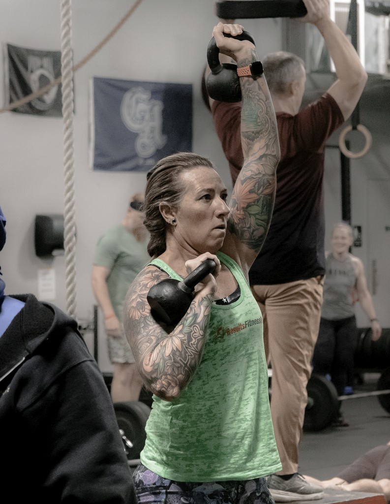 lady lifting kettlebell