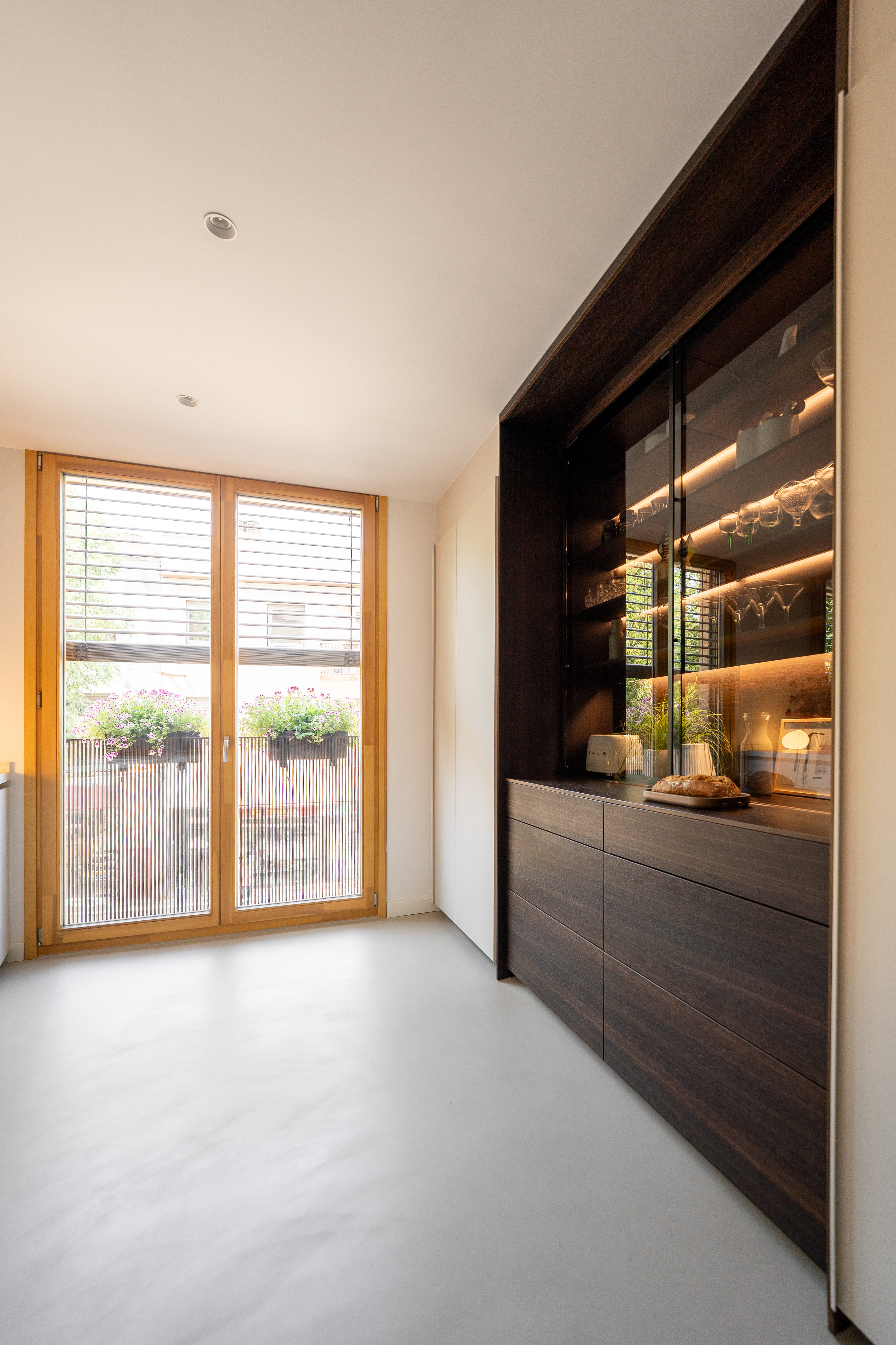 Cocina Santos con armarios acristalados