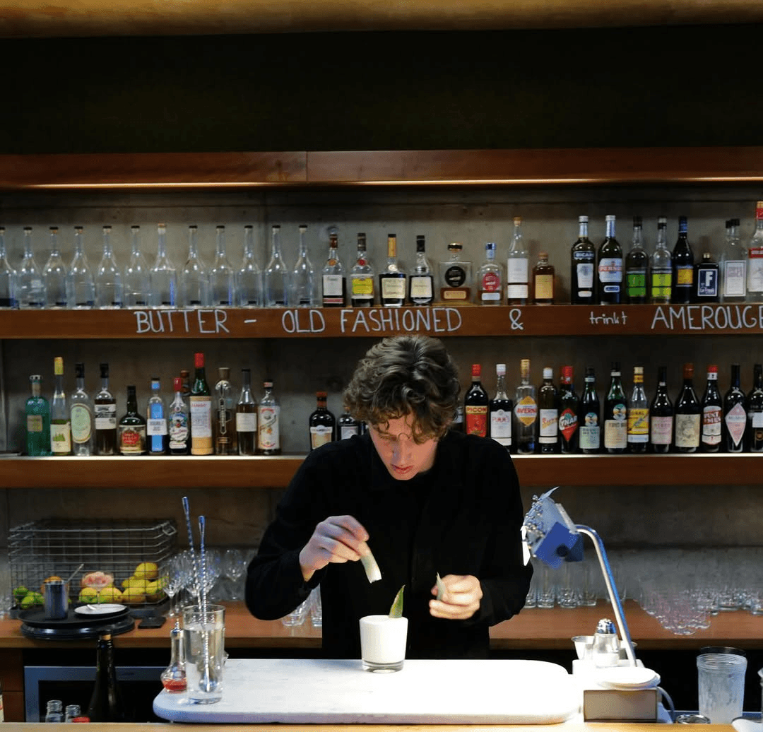 Zubereitung eines Cocktails an der Bar im Schöllmanns Offenburg