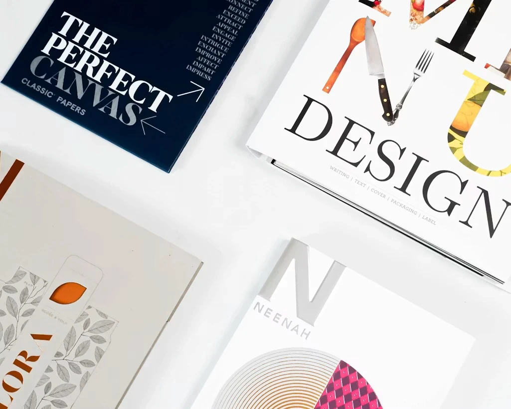 Photo de magazines et livres branding et design