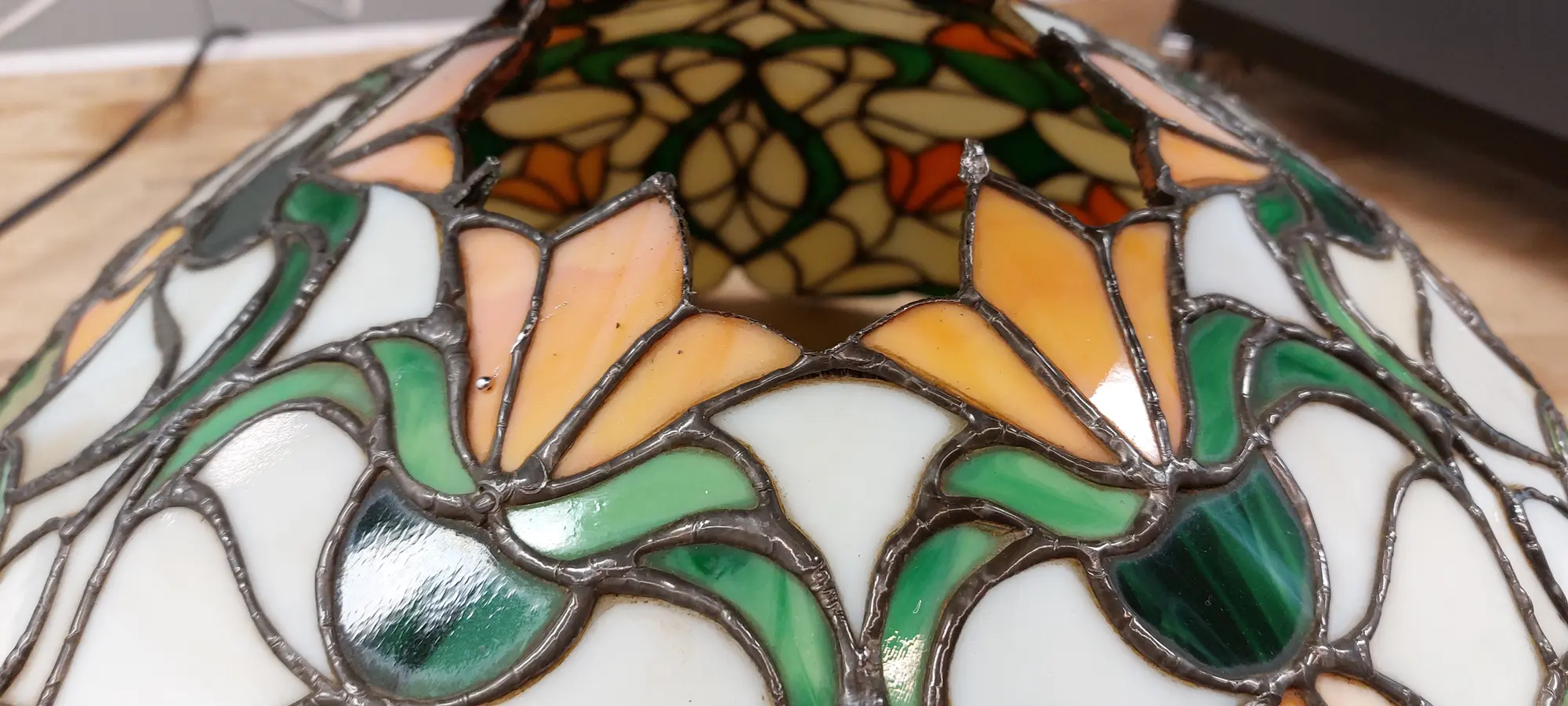 Tiffany stijl lampenkap tijdens reparatie