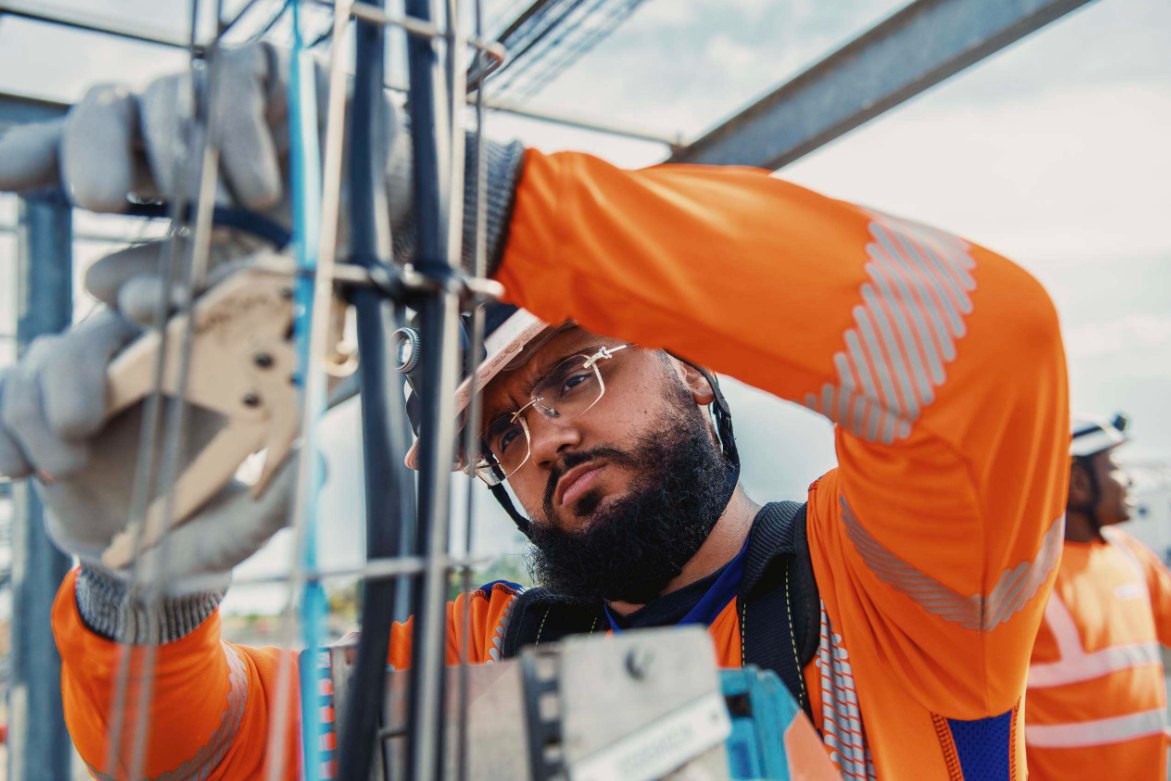 Younes ajuste un raccordement sur une structure metallique