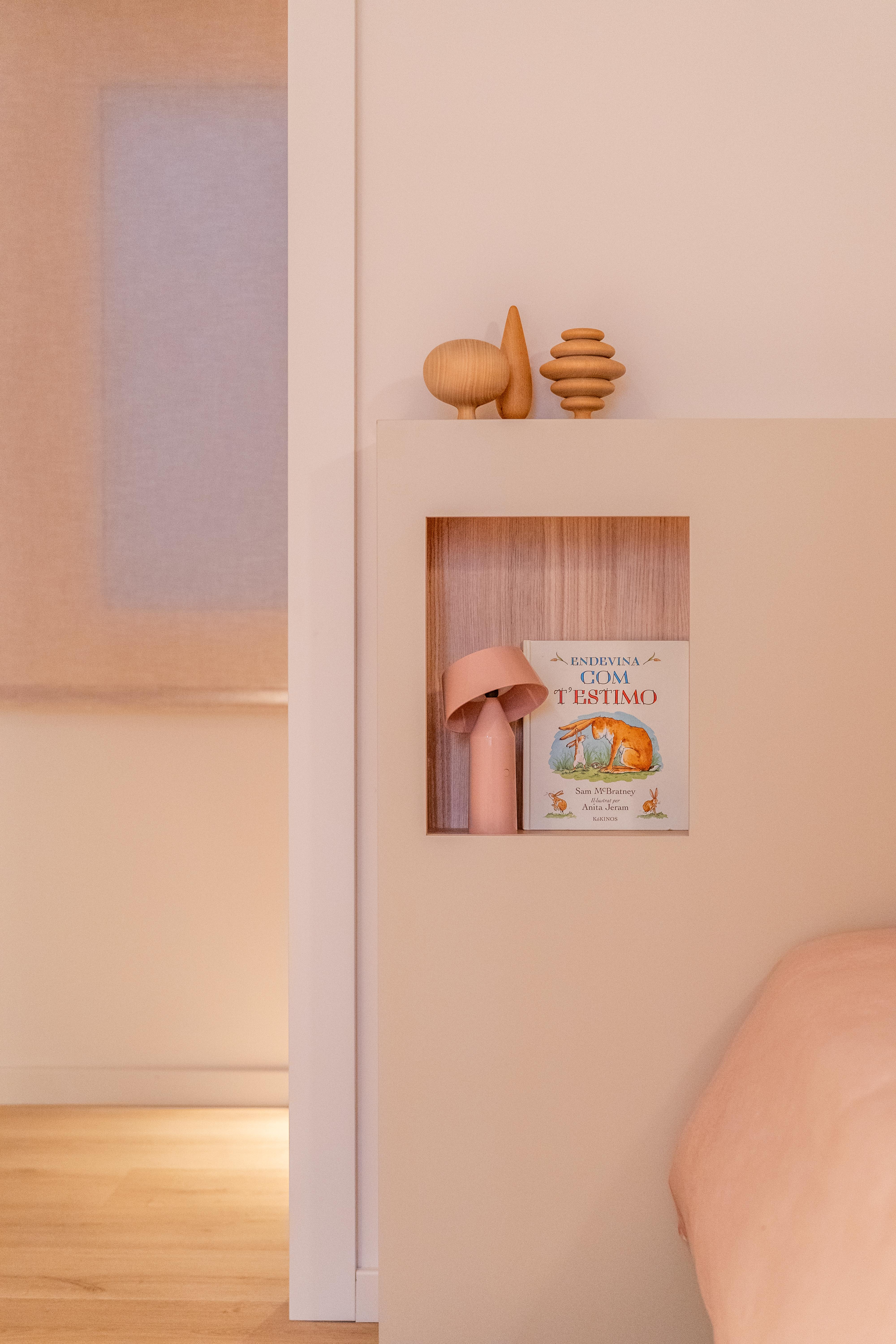 Detalle de mesita de noche nido en habitación infantil con tonalidades rosas