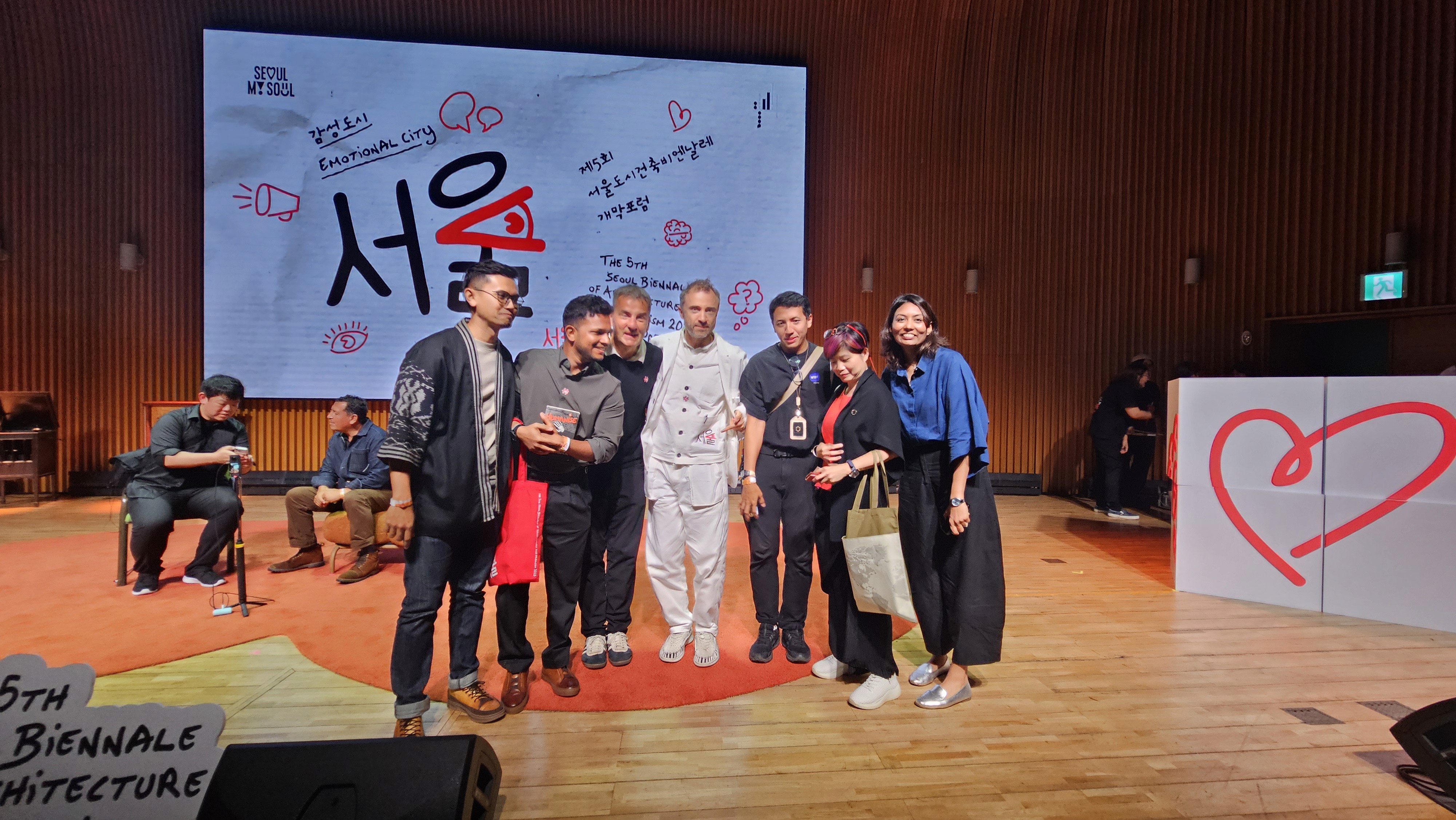 Team Anomalia and MYCL with Thomas Heatherwick, Matt Bell and LayBee Yap at the 5th Seoul Biennale of Architecture and Urbanism