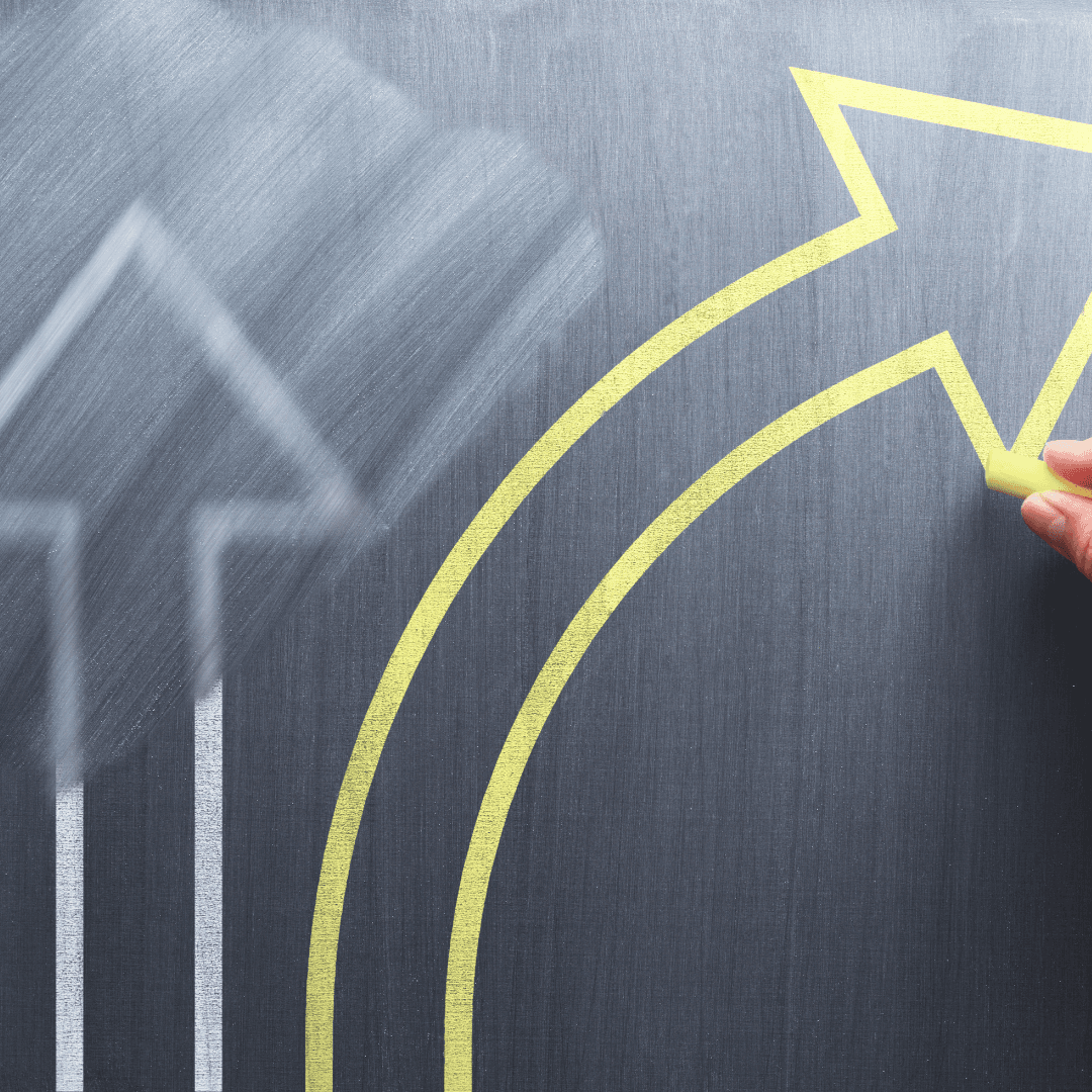 Wzrost efektywności po zmianie zarządcy nieruchomości – symboliczna grafika strzałek w górę