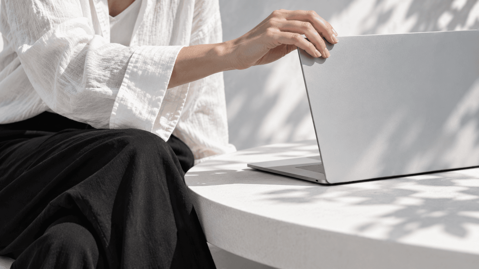 Pantalla con un flujo funcionando, sobre la mesa