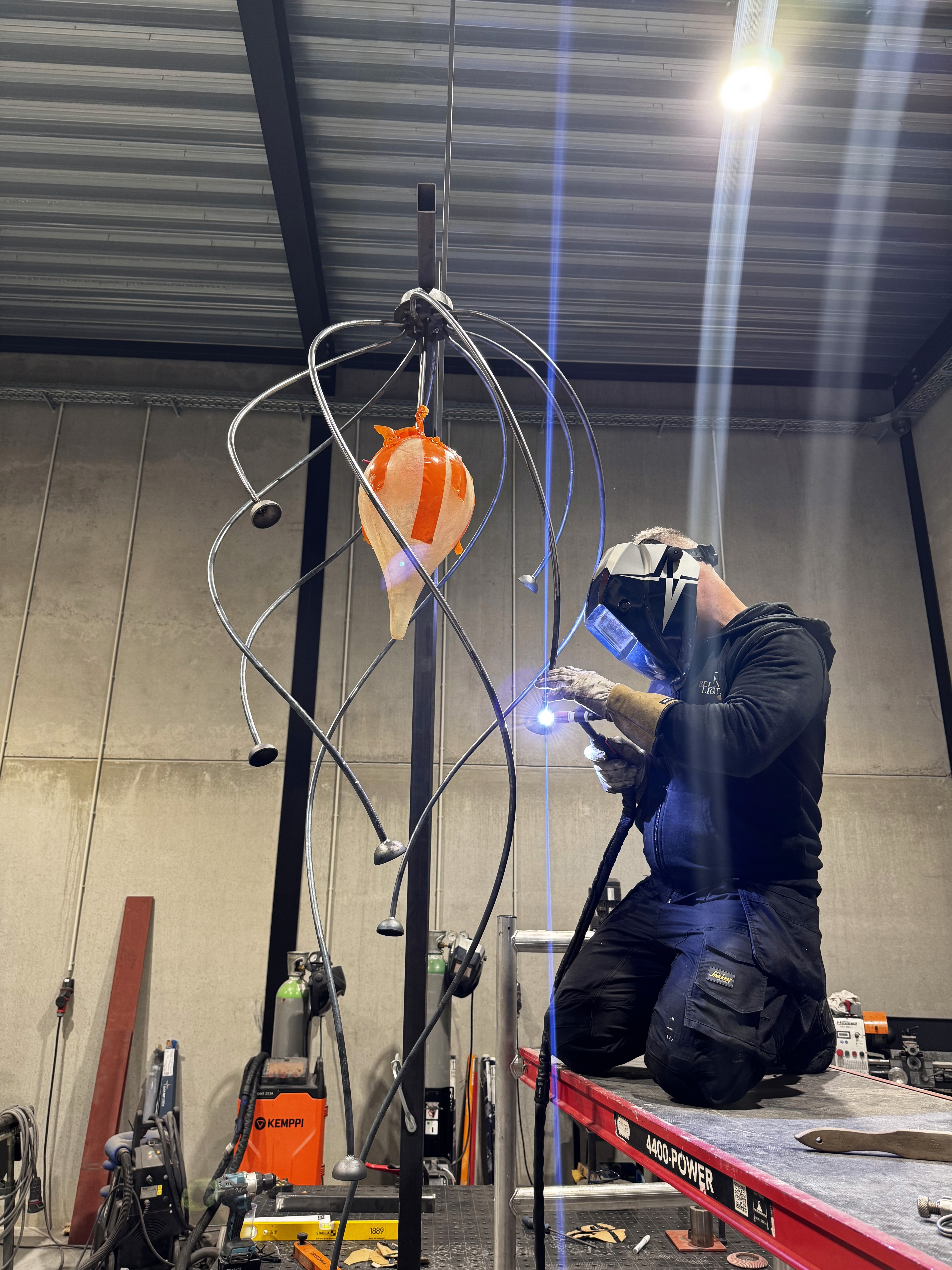 Maatwerk wandverlichting van Bellini Lighting langs een trap voor veilige oriëntatie en warme sfeer