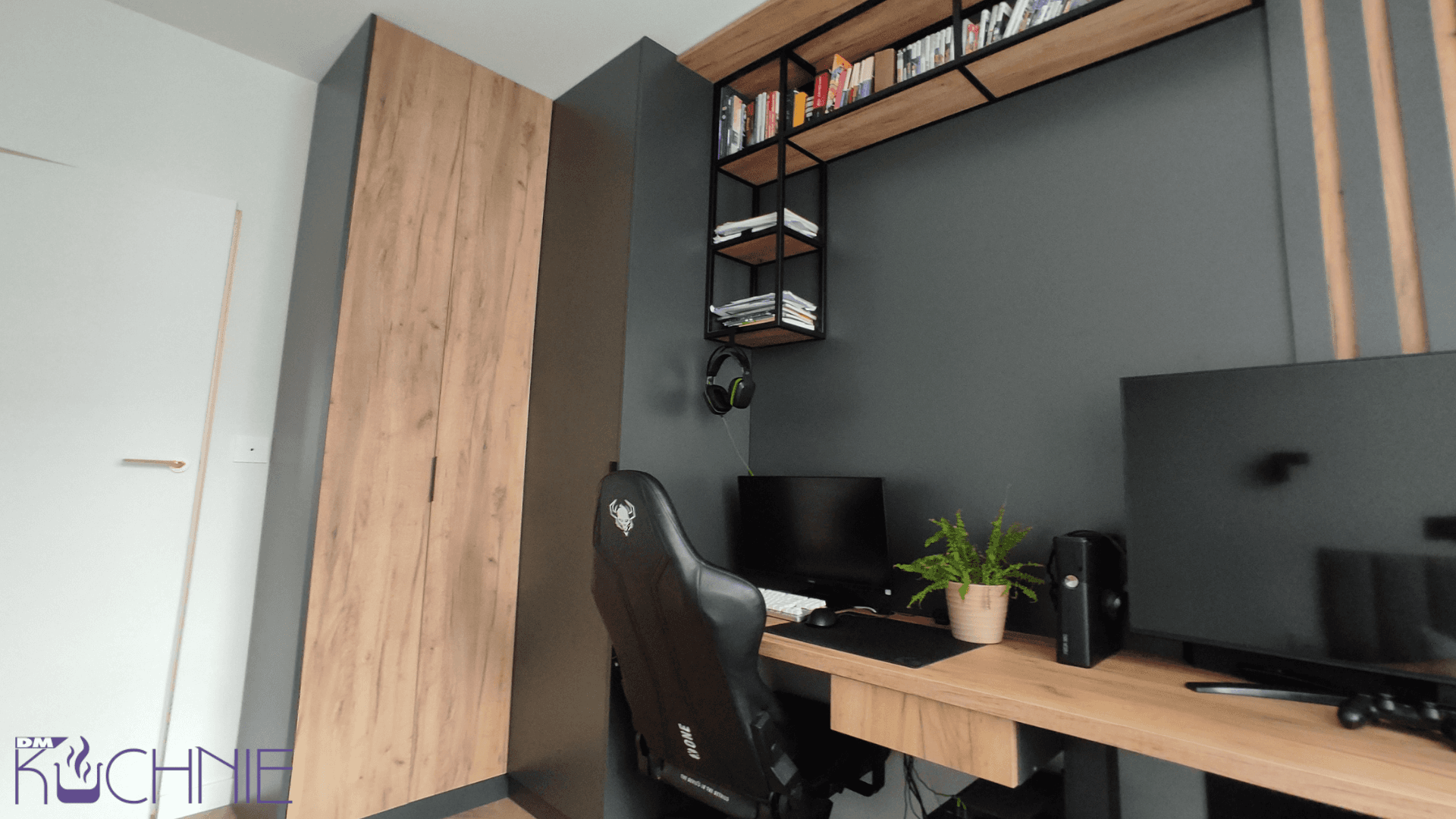 Szafa na wymiar Warszawa – nowoczesna zabudowa z biurkiem i półkami w domowym gabinecie