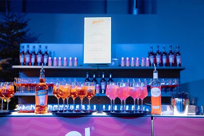 aperol spritz und sarti auf tablet mit aperolbar