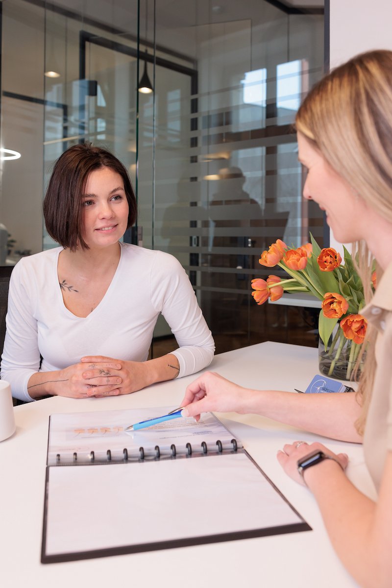 Patientin bekommt Behandlungsprozess erklärt -Patientin bei Laserbehandlung am Unterarm - SkinCare Halle