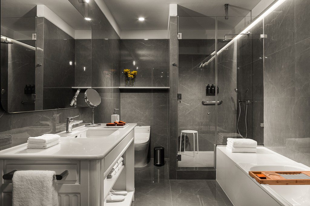 Debaines hotel bathroom