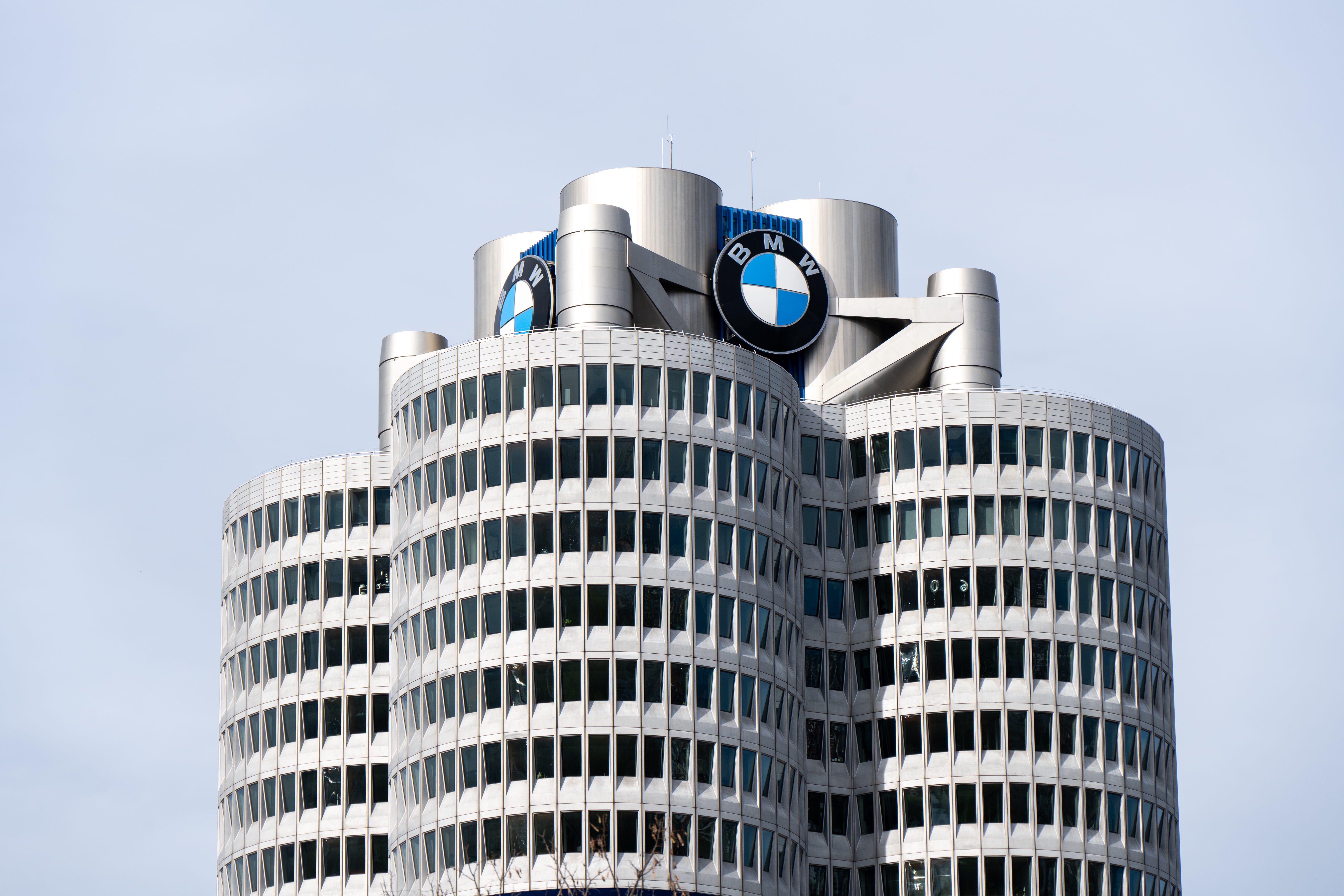 BMW-Hochhaus (Vierzylinder) mit BMW-Logo in München