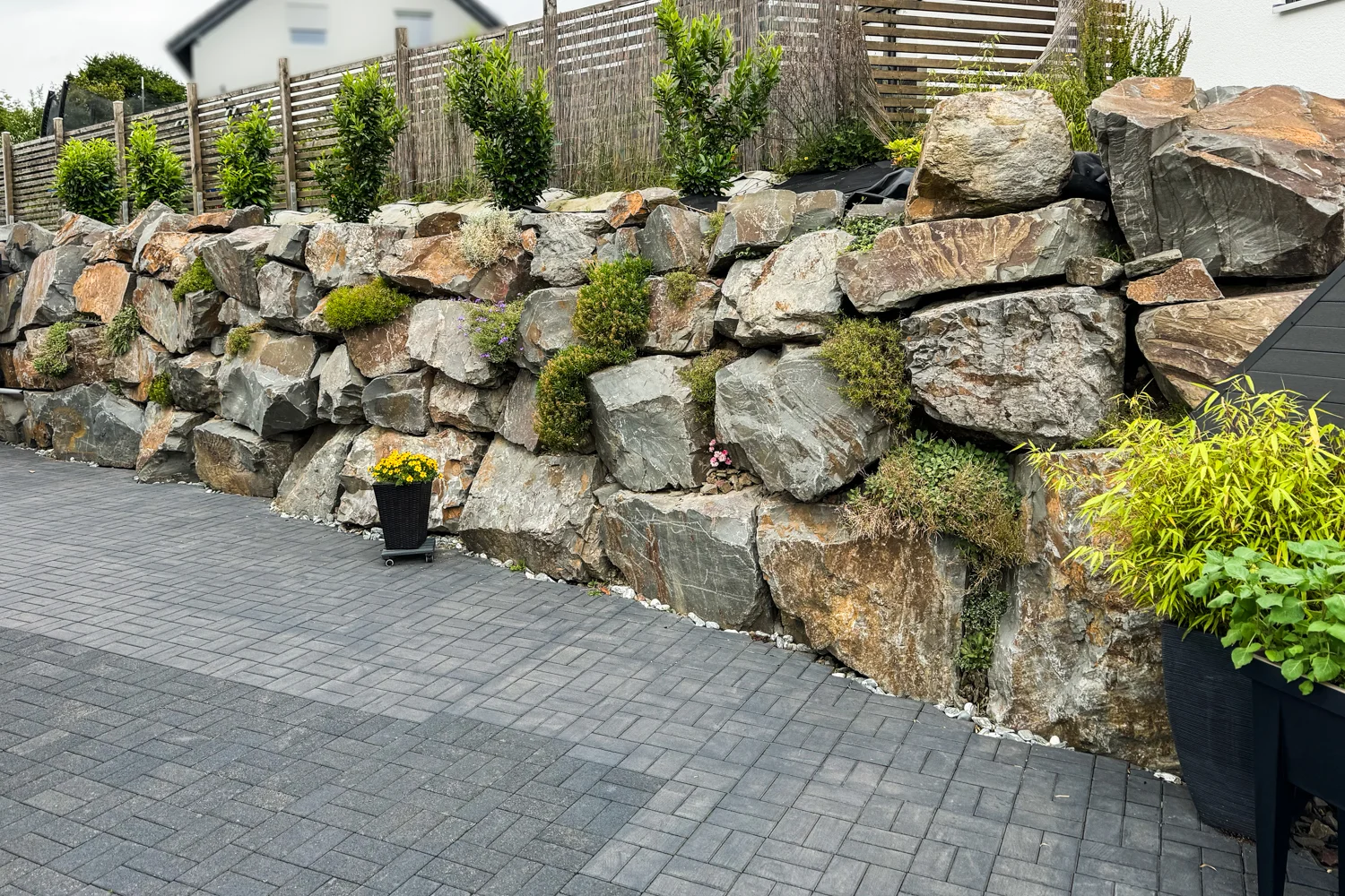 Natursteinmauer zur Hangbefestigung in Rösrath