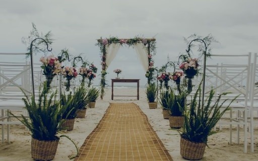 Foto de um altar de casamento montado na beira da praia