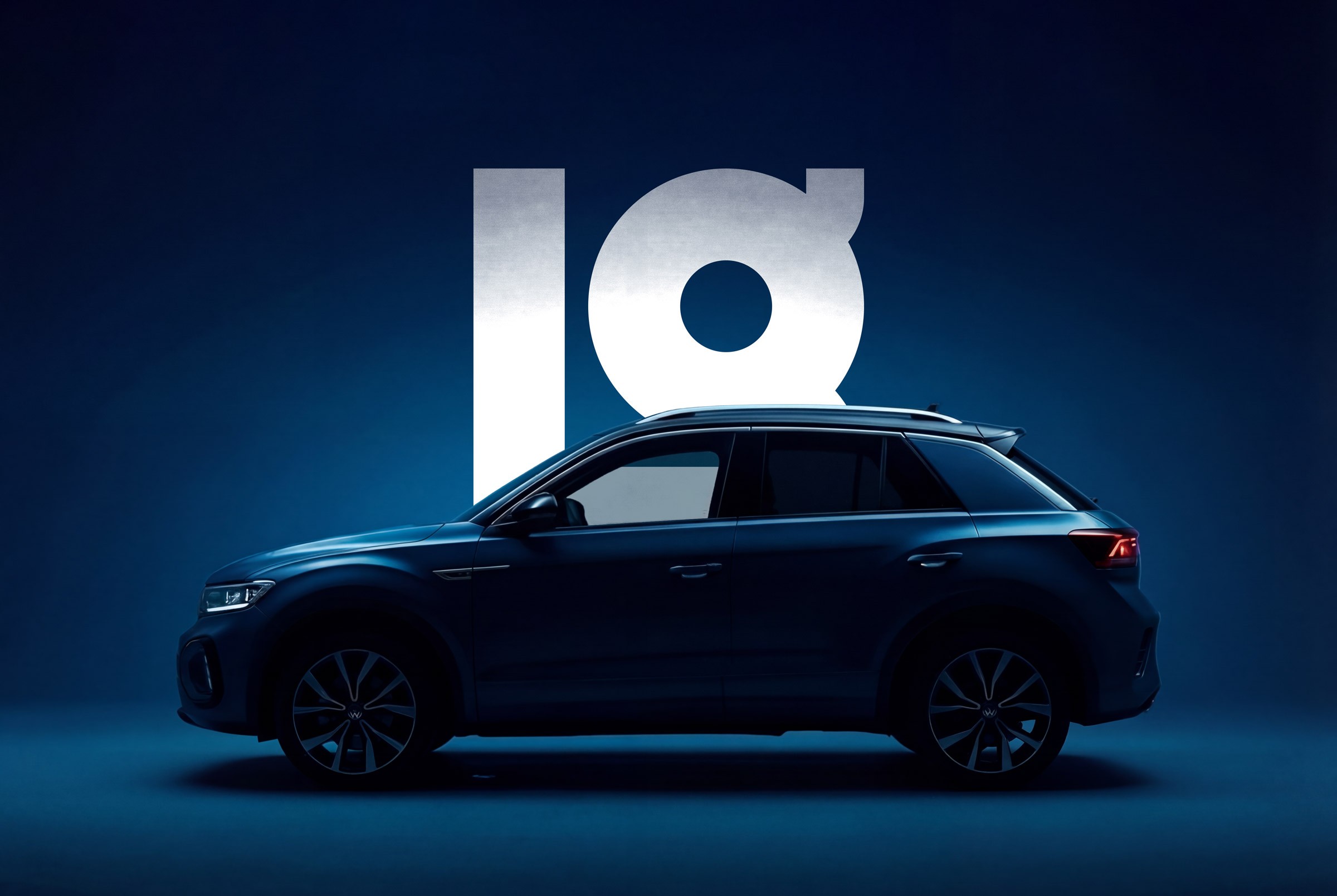 Blaue Szene mit blauem VW T-Roc. Dahinter das Logo der Leintal Gruppe.