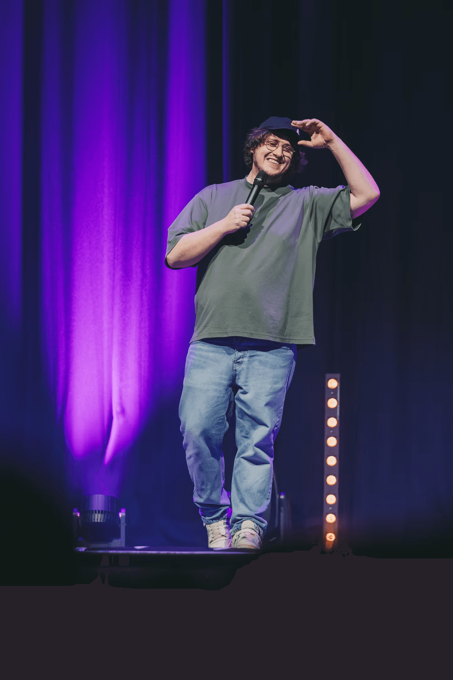 Vincent sur scène avec un micro il fait du stand up