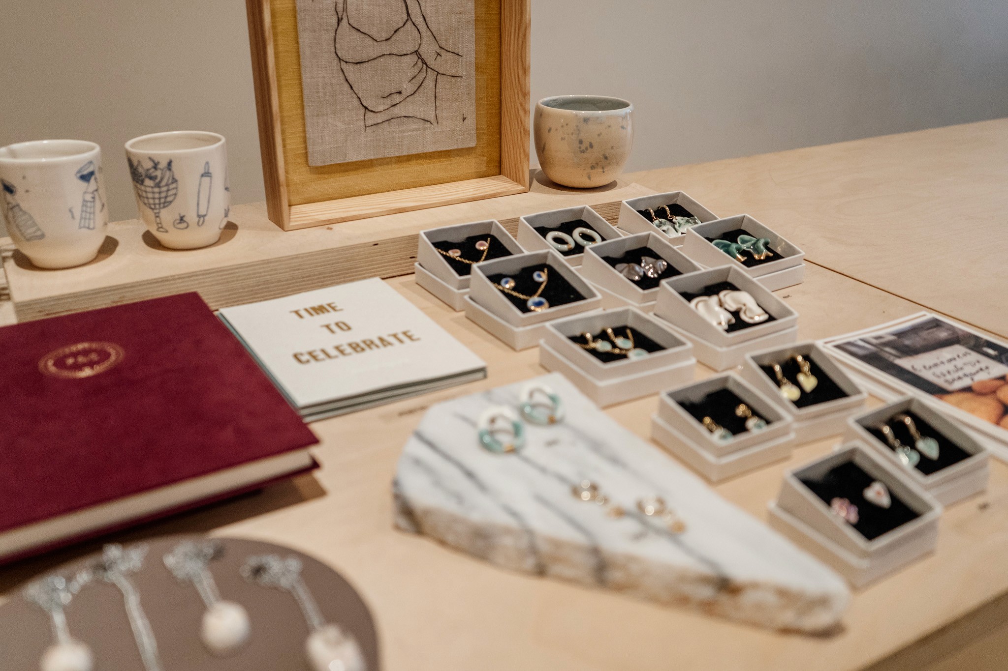 two people pointing at London's number one sightseeing map