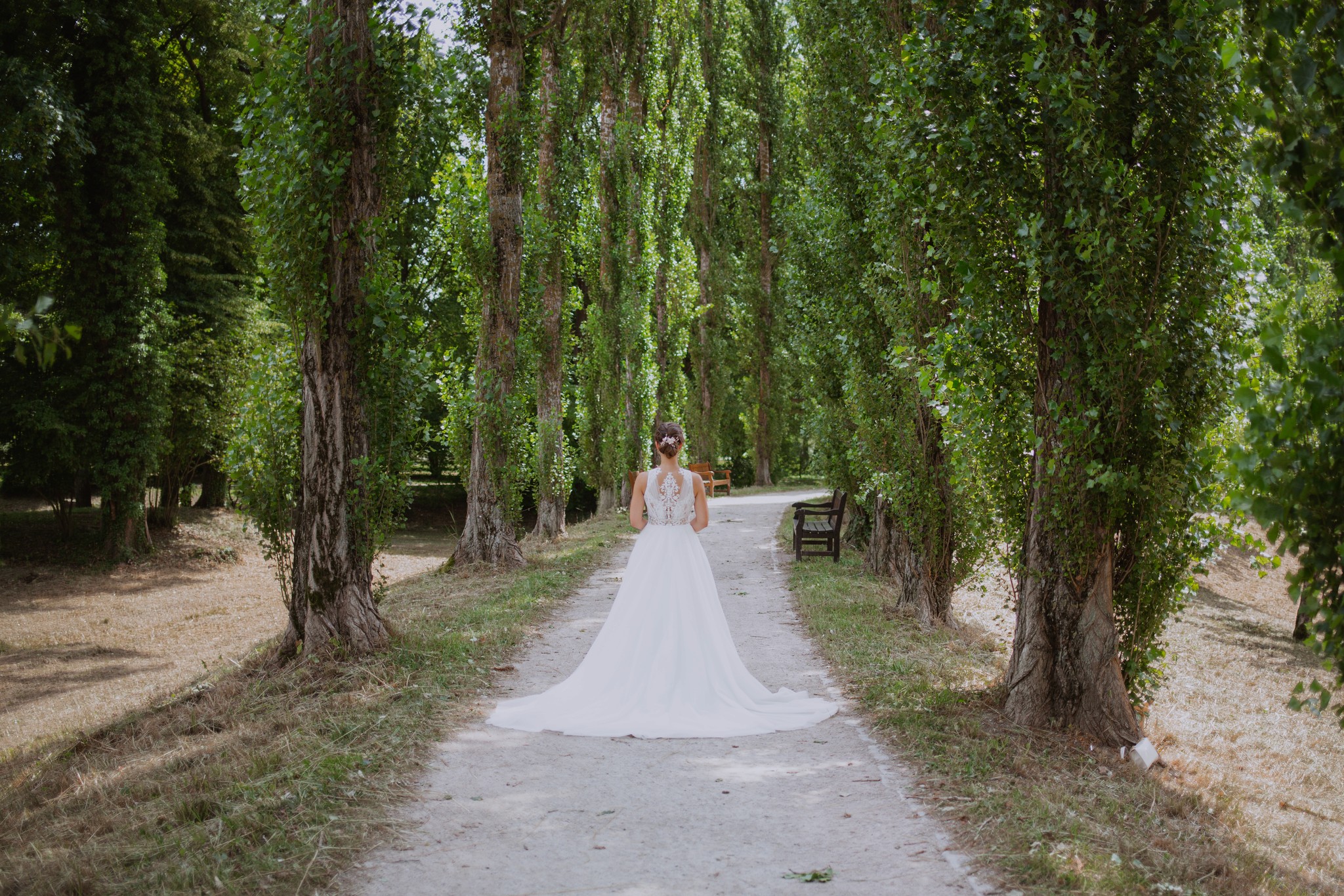 Braut im weißen Kleid im Wald