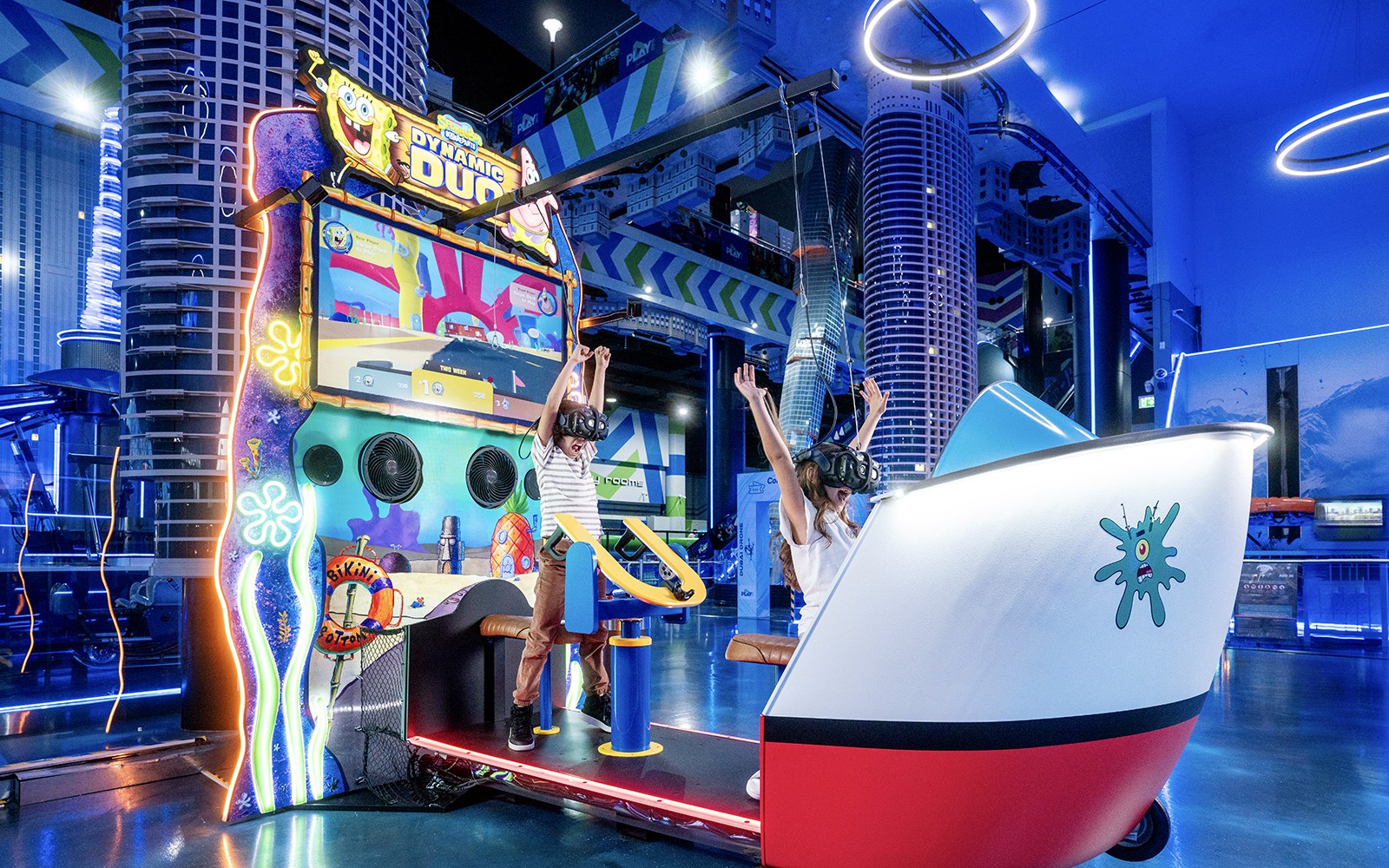 Ang mga bisita ay nag-eenjoy sa virtual reality games sa Play DXB, Dubai Mall, gamit ang Bayad at Laro Pass at AED 50 bonus na kredito.