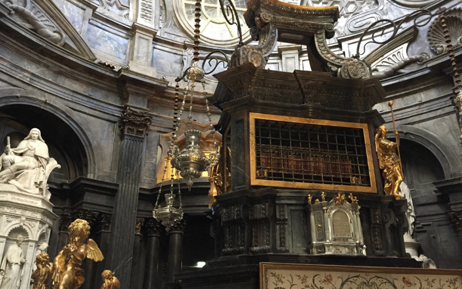 Bahagian dalam Istana Diraja Turin yang menampilkan arca-arca yang hiasan dan perincian seni bina yang rumit.