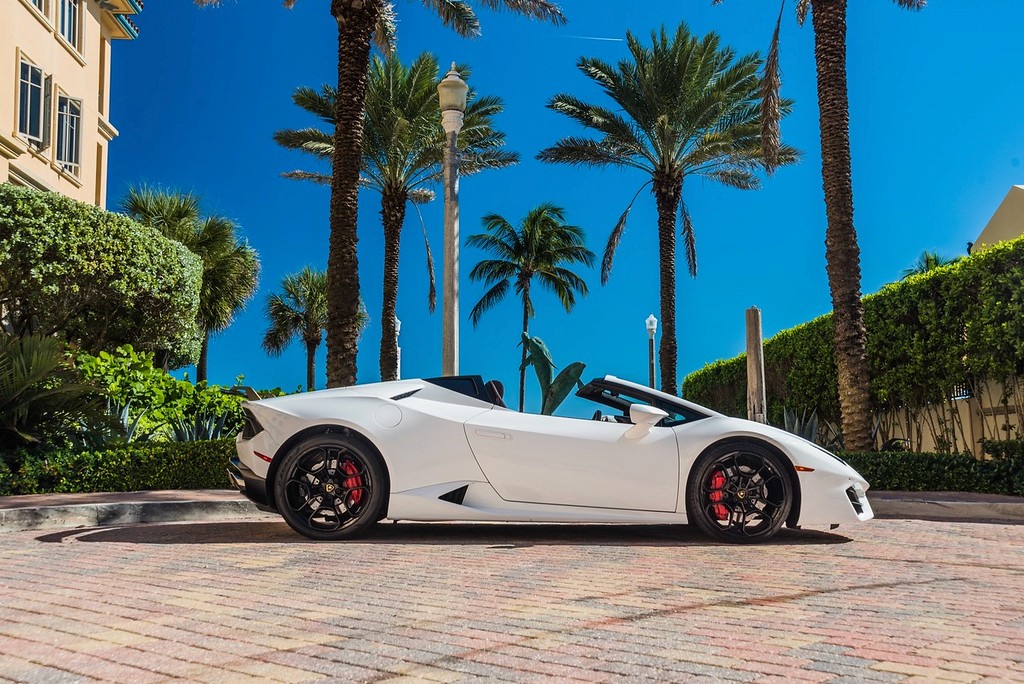 Lamborghini Huracan White on Black