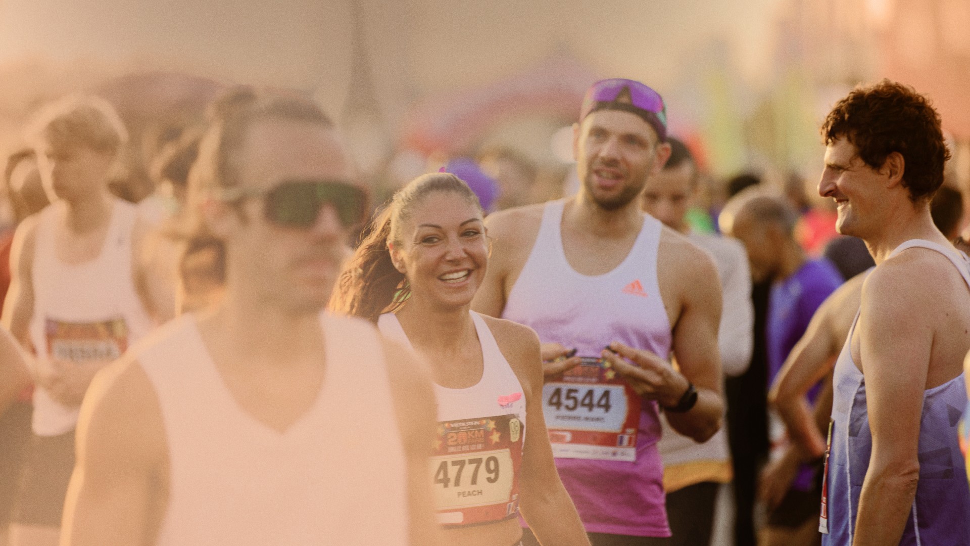 Athlètes dans un sas de départ d'un événement de course à pied.