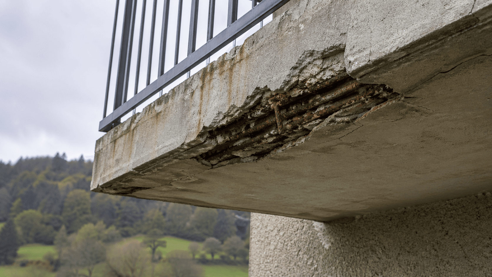 balkonabplatzung an einem balkon in heiligenhaus nahaufnahme