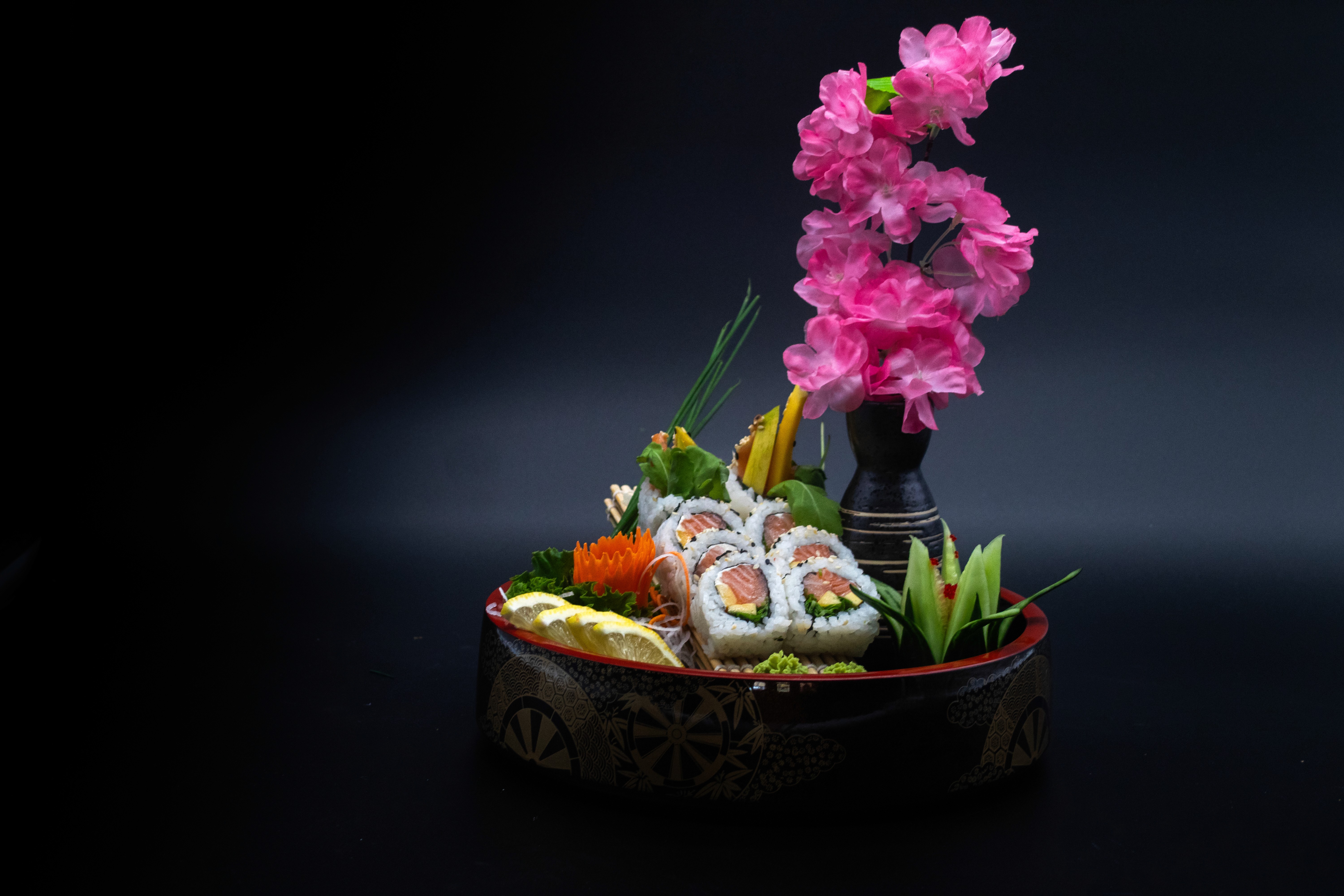 Sushi auf Bentoplatte