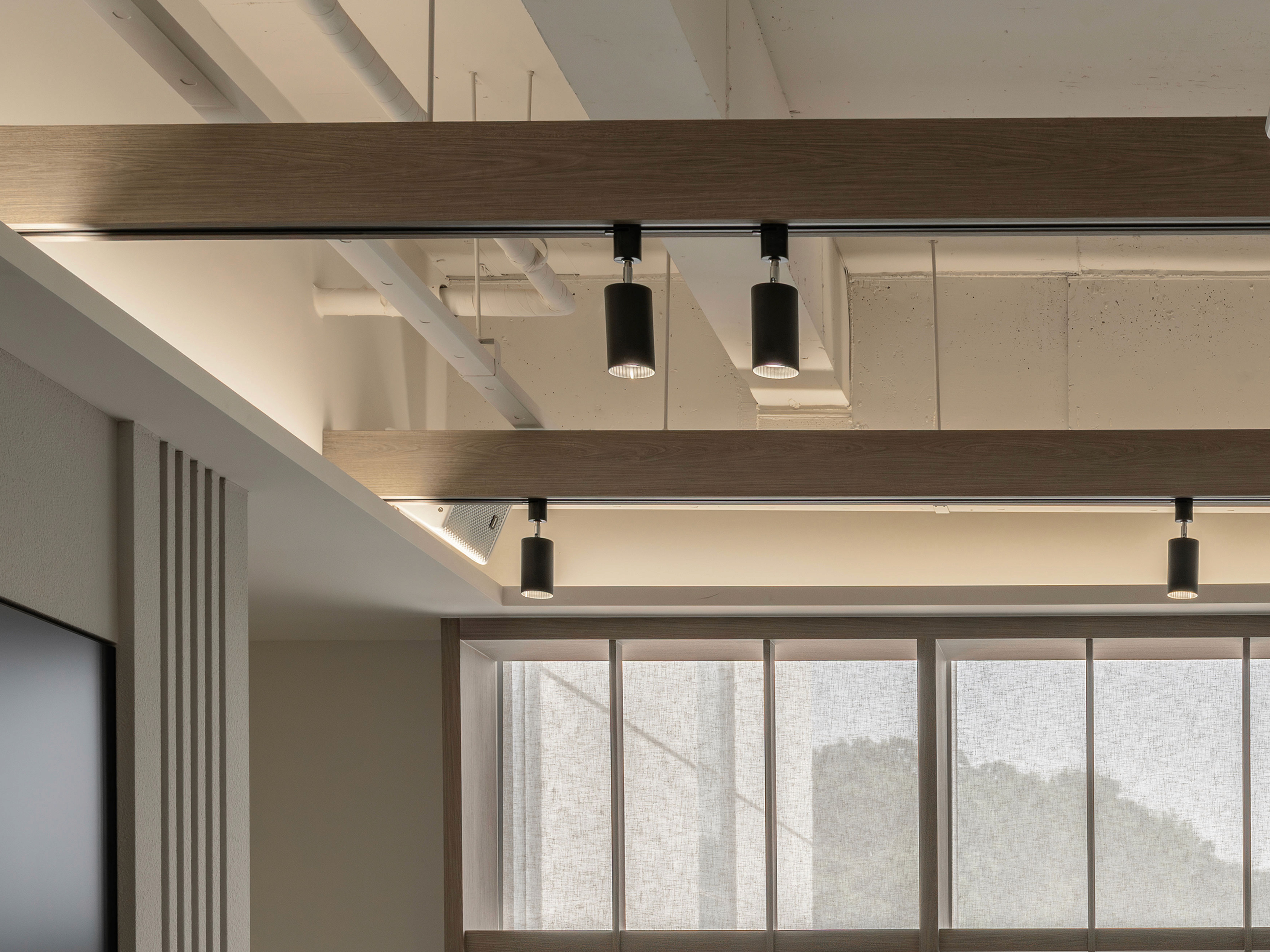 퓨처플레이 사옥 라운지 천정에 있는 조명박스의 모습