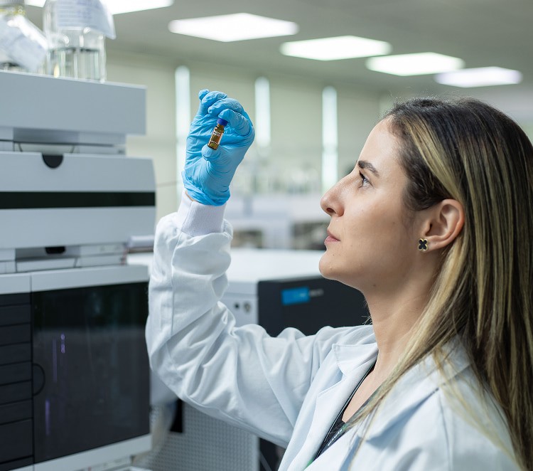 Especialista da Synvia realizando análise para estudos de bioequivalência e pesquisa clínica na América Latina